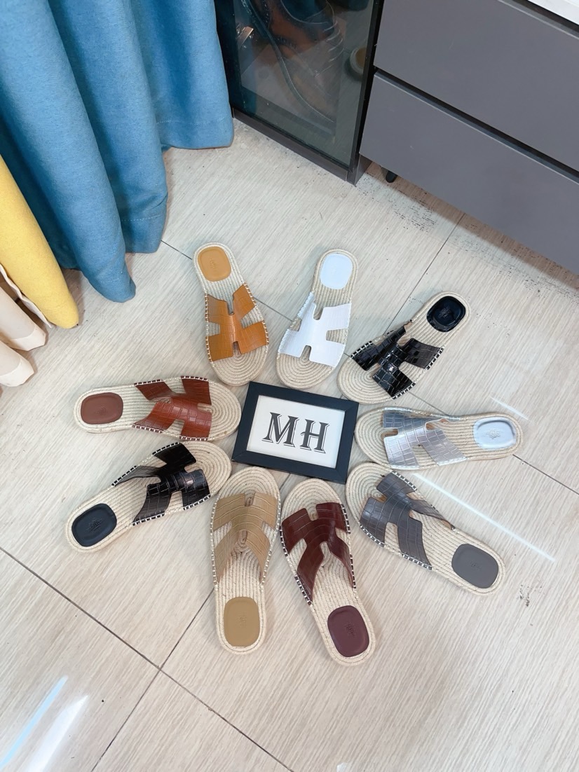 NO:851662,High-end version. 'HERMES' Hermès ♂ Men's casual slippers, compare quality at counters ♂ The upper layer is made of lychee leather and is purely hand-pulled. The raw rubber is breathable and non-slip. The lining is breathable and comfortable lambskin. The density is comfortable. The original rubber outsole is wear-resistant. The code number is 38-44. Can be customized 45-46-47,, hermes, hermes, slippers, cowhide, sheepskin19860909高端版本.《HERMES》爱马仕 ♂男士拖鞋休闲款,专柜对比质量♂ 鞋面头层荔牛皮做工纯手工拉线,生胶透气防滑大底,内里透气舒适小绵羊羊皮,密度舒适,原版橡胶大底耐磨 码数38-44.可定做45-46-47,,hermes,hermes,slippers,cowhide,sheepskin,Men's shoes