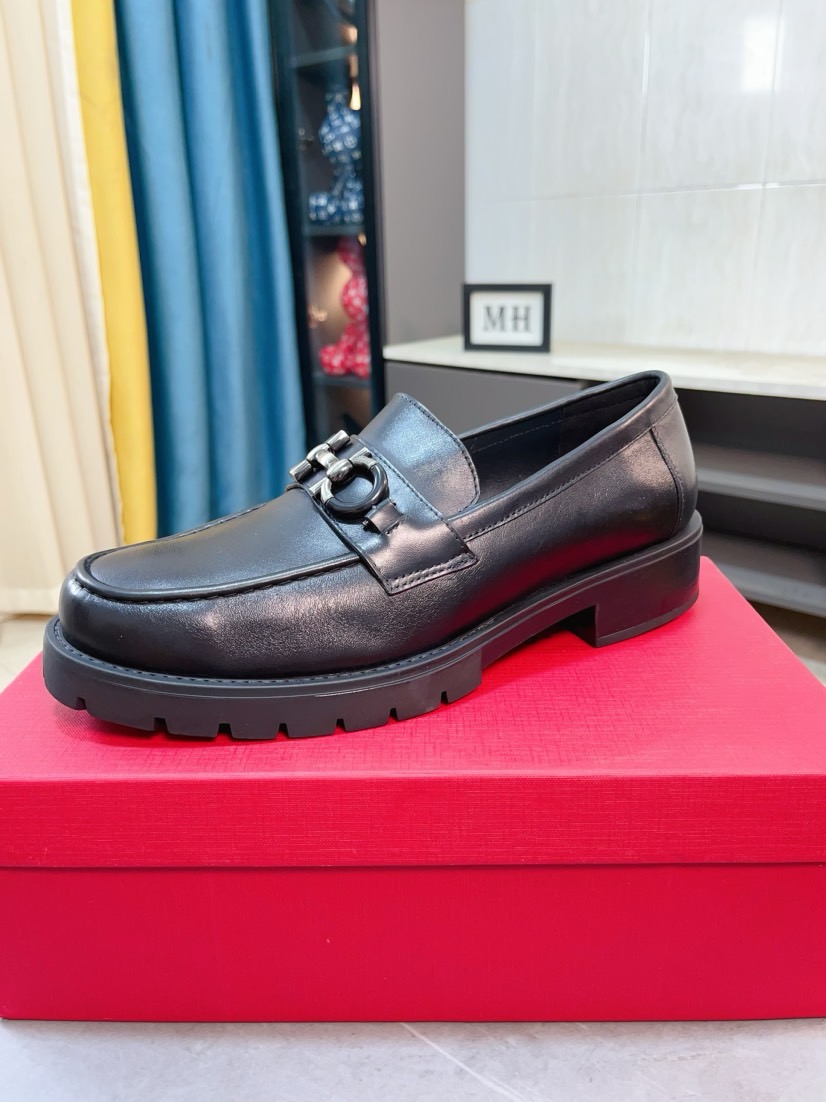 NO:356576,[Ferragamo] The original single upper is replica, which is also the original single product. Super domineering. The upper is made of high-quality cowhide leather and formal business leather shoes. It is made of genuine leather inside and outside. Niuli (refuse to undress the feet), simple and generous and super versatile. The fine upper is carefully designed by hand. The original single replica is cool. Lazy foot slippers. High-quality board shoes, men's shoes size 38-44, ferragamo, cowhide19860909【菲拉格慕】原单鞋面复刻 更是原单货 超级霸气 鞋面采用优质牛皮皮料正装商务皮鞋 内外全真皮制作,牛里（拒绝脱色磨脚）,简单大方超级百搭 鞋面精片经过人工精心设计 原单复刻而上酷毙了 懒人套脚便鞋 高品质板鞋,男鞋码数38-44,,ferragamo,cowhide,Men's shoes
