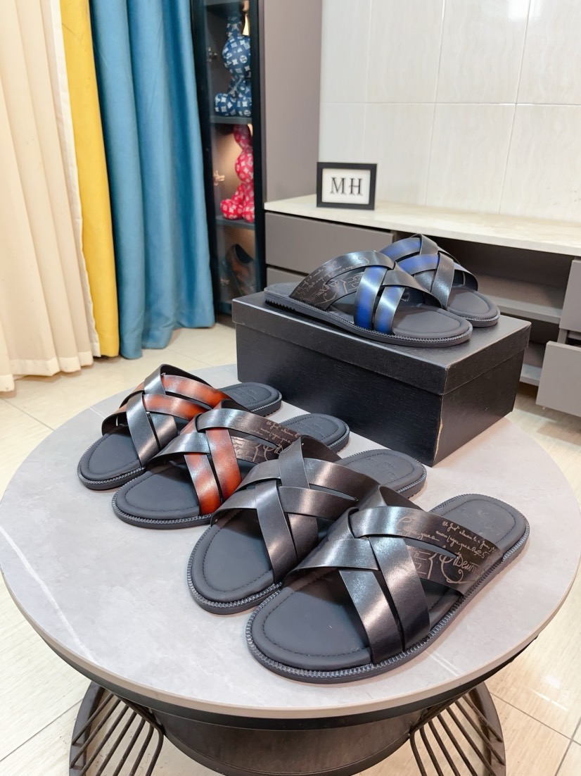 NO:351786,High quality Berluti / Bruti New slippers are coming. Imported cowhide material is made of pure hand-made and repeated color correction. Inner footbed is imported and selected calfskin made. Brand logo two-color original outsole. Fashionable and comfortable. Perfect interpretation of fashion. Sunny and stylish. Suitable for all occasions. All original packaging. Good products. Size39-46 Black Brown Blue. Optional,,slippers,cowhide19860909高品质 Berluti/布鲁提 新款拖鞋来袭 进口牛皮材质纯手工重复擦色改色制成 内里垫脚进口精选小牛皮制作 品牌logo双色原版大底 时髦又舒适 完美诠释了时尚 阳光 有型 适合各种场合 全原包装 自留佳品. Size39-46 黑色 棕色 蓝色可选,,slippers,cowhide,Men's shoes