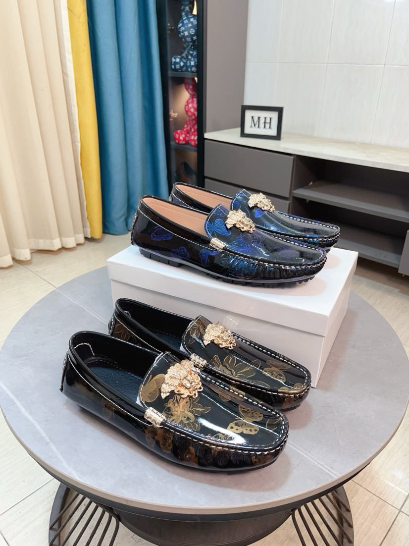 NO:353957,Versace Beanie Shoes (VERSACE) new casual shoes, official website 1:1, imported cowhide, breathable leather inner high quality, perfectly conveying a kind of noble luxury, sublimating its luxury definition in high-end extraordinary craftsmanship; 38-44.,,versace,versace,cowhide19860909范思哲豆豆鞋（VERSACE）新款休闲鞋,官网1:1、鞋面进口牛皮透气真皮内里 高品质 完美做透射出一种尊贵奢华,于高端超凡工艺中升华其奢侈定义.码数；38-44 .,,versace,versace,cowhide,Men's shoes