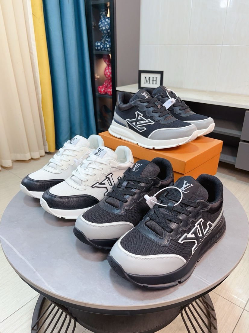 NO:354553,【LV Classic】High-version Men's sneakers shipped, lightweight thick-soled fat diced bread shoes, super versatile styles and multiple styles are coming!  This sneaker is made of smooth cowhide punched and grain cowhide splicing, with grain cowhide and technology mesh splicing, and smooth cowhide and grain cowhide with multiple styles. The color matching is classic and versatile, and it is easily integrated into various shapes. Attention LV letters are marked on the side of the shoe, the tongue is decorated with lv embroidered letter webbing logo, the heel brand logo silk-print logo, and the Vuitton personality logo is paired with a light rubber outsole. The fabric inner foot pad is stylish and handsome!  With full set of original packaging!  Size 38-44,,,louis vuitton,sneakers,cowhide19860909【LV Classic】高版本 男士运动鞋出货 轻质厚底胖丁面包鞋,超级百搭款多重风格强势来袭！ 这款运动鞋以光滑牛皮革冲孔和粒面牛皮革拼接塑造考究设计,粒面牛皮与科技网布拼接,以及光滑牛皮与粒纹牛皮搭配多重款式,配色经典百搭,轻松融入各式造型.瞩目 LV 字母标注鞋侧,鞋舌饰有lv刺绣字母织带标识,后跟品牌logo丝印徽标,搭配轻盈橡胶外底点缀 Vuitton 个性标识.织物内里垫脚,上脚时尚帅气百搭！配全套原包装！ 尺码38-44,,,louis vuitton,sneakers,cowhide,Men's shoes