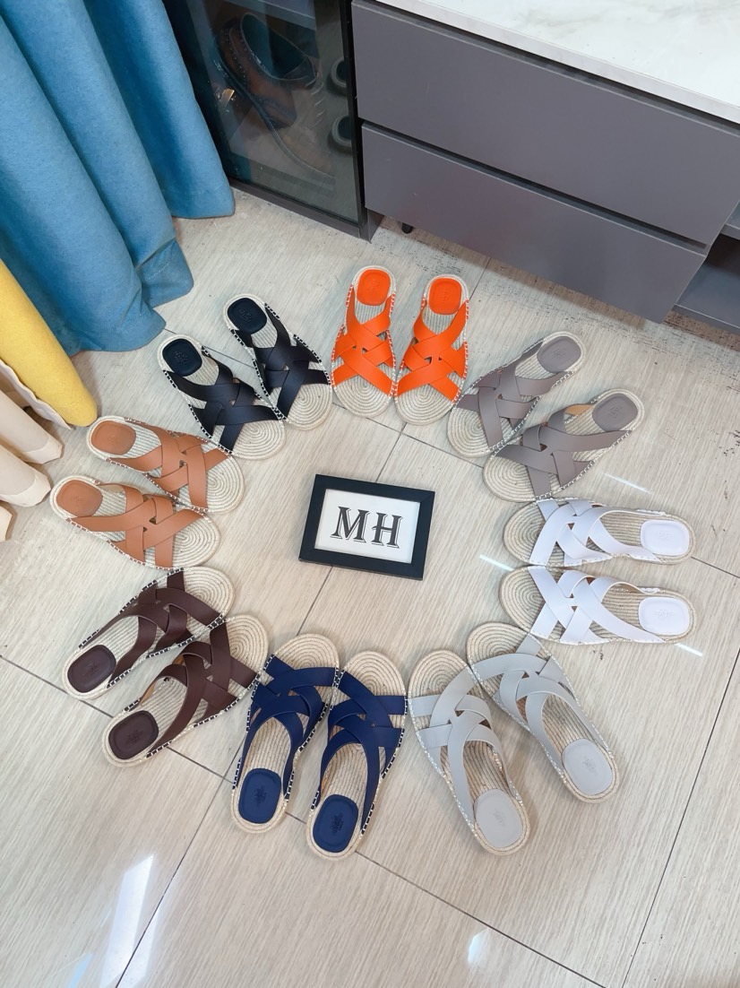NO:851674,'HERMES' Hermès ♂Men's casual slippers, compare the quality at the counter♂ The first layer of the upper is imported high mercerized matte, purely hand-drawn, raw rubber breathable and non-slip outsole, the lining is breathable and comfortable lambskin, comfortable density, original rubber outsole wear-resistant code number 38-44. Can be customized 45-46-47,, hermes, hermes, slippers, sheepskin19860909《HERMES》爱马仕 ♂男士拖鞋休闲款,专柜对比质量♂ 鞋面头层进口高丝光磨砂,纯手工拉线,生胶透气防滑大底,内里透气舒适小绵羊羊皮,密度舒适,原版橡胶大底耐磨 码数38-44.可定做45-46-47,,hermes,hermes,slippers,sheepskin,Men's shoes