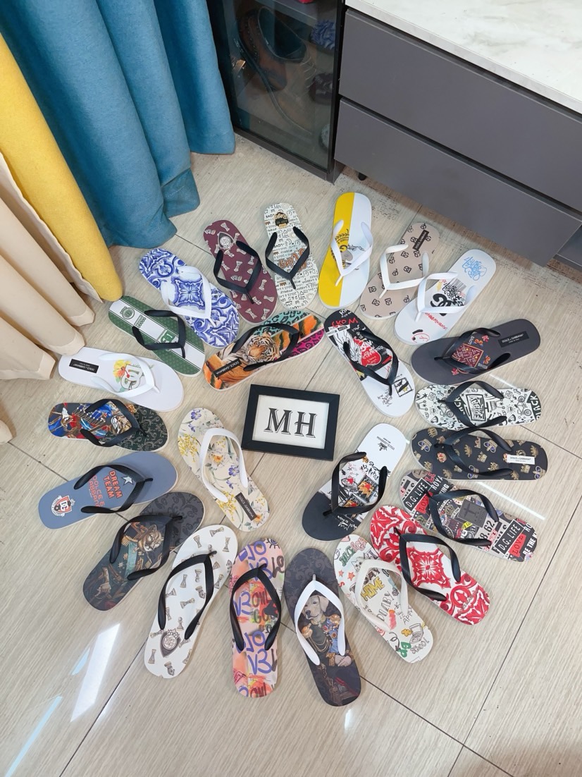 NO:344590,【DG】Men's spring and summer slipper counter synchronizes the logo graphics and high-quality craftsmanship, original sole is specially supplied with original sole, exclusive movable molding sole is super comfortable, original order goods, can enter and exit the counter at will, welcome to compare, number 38-45,,slippers19860909【DG】男士春夏拖鞋专柜同步 标志图形高品质工艺,鞋底原厂特供原版底,独家活动成型底超级舒适,原厂跟单货,可随意进出专柜,欢迎对比,码数38-45,,slippers,Men's shoes