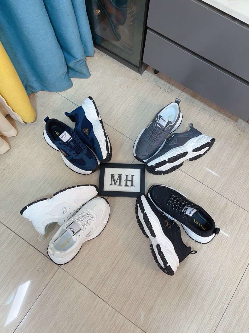 NO:345670,Prada's luxurious and fashionable high-end products, the perfect last and top-level hand-made make this shoe immediately create a strong aristocratic atmosphere. Imported top layer cowhide with Brock carving craft genuine leather inner li French imported leather shoes special rubber combination outsole color mysterious black code number 38~44, prada, prada, cowhide19860909普拉达〈prada〉奢华时尚的高端产品完美的楦型加上顶级的手工制作,使得本款鞋子立马形成了一股浓郁的贵族气息.进口头层牛皮搭配布洛克雕花工艺真皮内里法国进口皮鞋专用橡胶组合大底颜色神秘黑码数38～44,,prada,prada,cowhide,Men's shoes