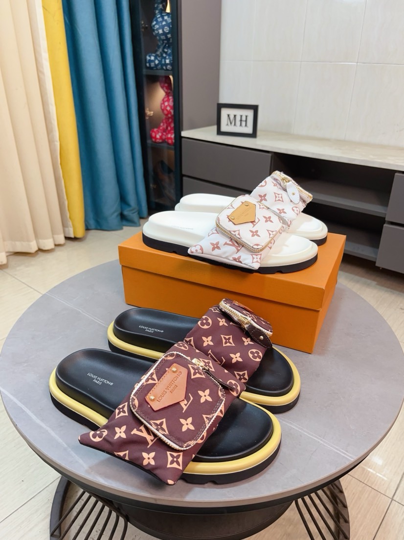 NO:348100,(lv-Louis Vuitton) New men's slippers, high-end boutique, exquisite embossed upper logo decoration, fine workmanship, super soft sole, casual, loose and comfortable, must-go in summer!  nsize38-44,,louis vuitton,louis vuitton,slippers19860909（lv-路易威登）新品男士拖鞋,高端精品,鞋面精致压花logo装饰,精细做工,鞋底超软,休闲宽松舒适型,夏季必入哦！nsize38-44,,louis vuitton,louis vuitton,slippers,Men's shoes