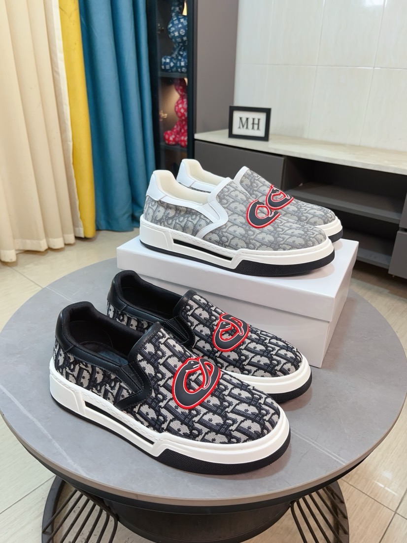 NO:350311,【Dior Dior】 25ss new product B01 German training shoes couples' toe dimension design is a bit wider, the foot is comfortable and perfect online, the thread is beautiful, the adaptive pants are perfect and versatile, decorated with various classic details, it is ideal for daily styles, can be matched with various casual items to create exquisite styling fabrics, top layer cowhide/inner sheepskin TPU original outsole, size number 38-44, 45 customized, dior, dior, cowhide, sheepskin19860909【迪奥 Dior】 25ss新品 B01德训鞋 情侣款鞋头维度设计宽了点 上脚舒适度完美在线 线头优美 适配裤型完美百搭 饰以各种经典细节 是日常造型的理想之选 可与各式休闲单品搭配打造精致造型面料头层牛皮/内里羊皮TPU原版大底 码数38-44,45定做,,dior,dior,cowhide,sheepskin,Men's shoes