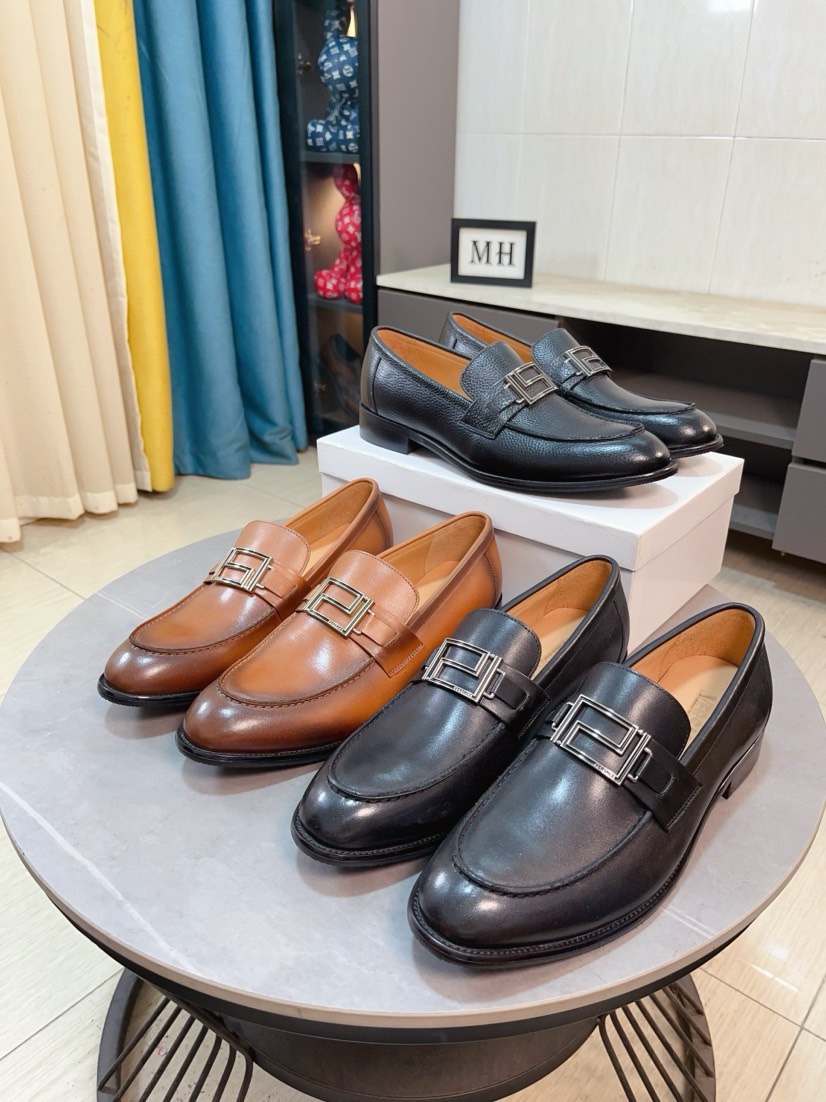 NO:358126,[Versace] Versace's top shoe series, New Milan Men's Fashion Week casual foot cover, the upper is imported calfskin with super smooth texture (rejected to fade and grind the feet) and is environmentally friendly, sweat-absorbing and breathable, the original mold-opening sole is low-key and generous, and the foot-mounting effect is excellent!  Men's leather shoes size 38-44, versace, versace, cowhide19860909【Versace】范思哲顶级板鞋系列 新米兰男时装周休闲套脚款 鞋面采用进口小牛皮超滑质感（拒绝褪色磨脚）环保全牛里吸汗透气 ,原版开模大底.低调大方 上脚效果超赞 ！ 男皮鞋码数38-44,,versace,versace,cowhide,Men's shoes