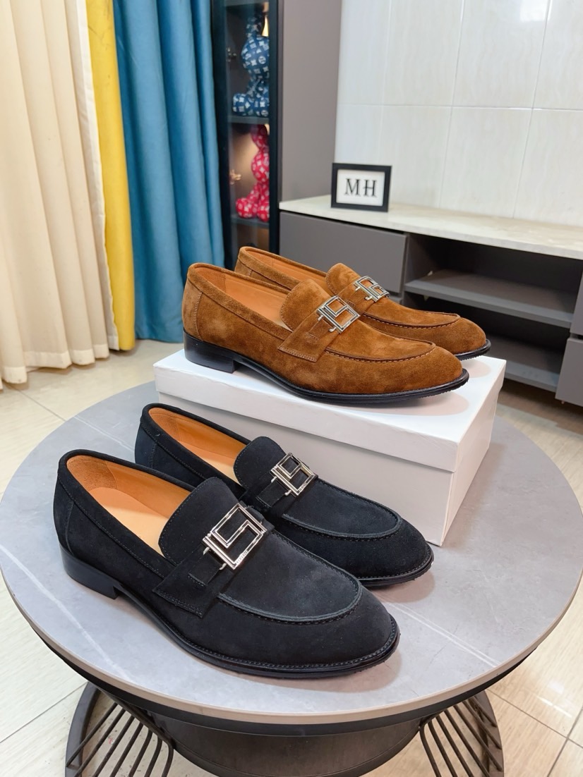 NO:358145,[Versace] Versace's top shoe series, New Milan Men's Fashion Week casual foot cover, the upper is imported calfskin with super smooth texture (rejected to fade and grind the feet) and is environmentally friendly, sweat-absorbing and breathable, the original mold-opening sole is low-key and generous, and the foot-mounting effect is excellent!  Men's leather shoes size 38-44, versace, versace, cowhide19860909【Versace】范思哲顶级板鞋系列 新米兰男时装周休闲套脚款 鞋面采用进口小牛皮超滑质感（拒绝褪色磨脚）环保全牛里吸汗透气 ,原版开模大底.低调大方 上脚效果超赞 ！ 男皮鞋码数38-44,,versace,versace,cowhide,Men's shoes