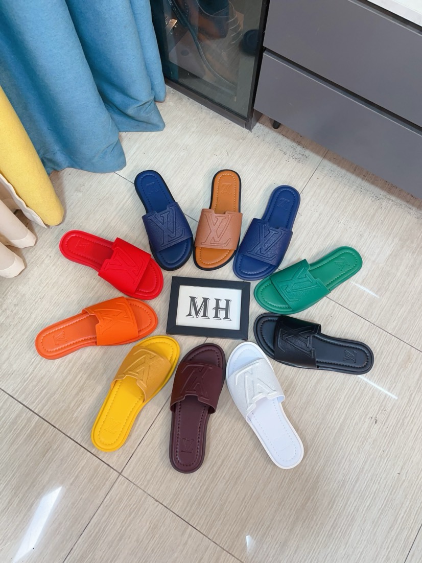 NO:344454,LV ordinary men's spring and summer slippers upper imported cowhide fabric from Italy, high-quality craftsmanship of logo graphics, original sole, original special original sole, exclusive movable molding sole is super comfortable, original order goods, high quality, can enter and exit the counter at will, welcome to compare, size 38-45,, louis vuitton, slippers, cowhide19860909LV 普通男士春夏拖鞋鞋面意大利进口牛皮面料,标志图形高品质工艺,鞋底原厂特供原版底,独家活动成型底超级舒适,原厂跟单货,高品质,可随意进出专柜,欢迎对比,码数38-45,,louis vuitton,slippers,cowhide,Men's shoes