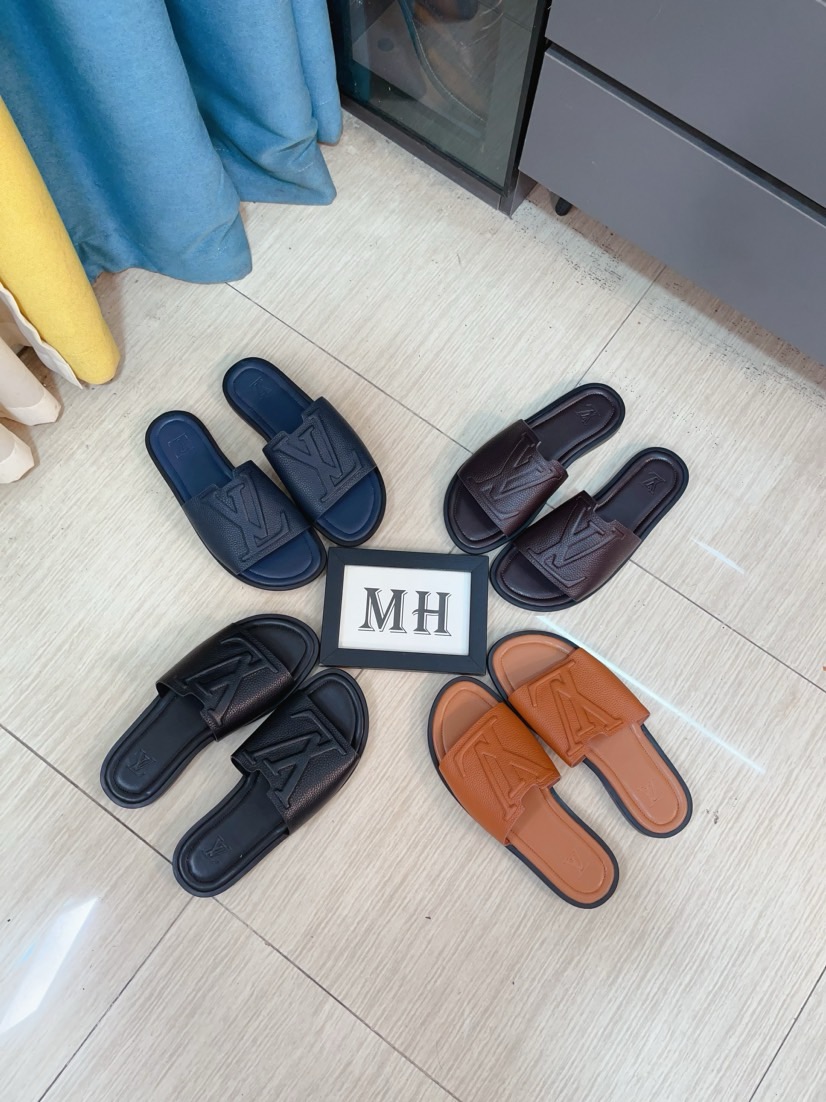 NO:344458,LV medium men's spring and summer slippers counter synchronous upper imported cowhide fabric from Italy, high-quality craftsmanship in logo graphics, original sole, original special original sole, exclusive movable molding sole is super comfortable, original order goods, high quality, can enter and exit the counter at will, welcome to compare, size 38-45,,louis vuitton,slippers,cowhide19860909LV 中等男士春夏拖鞋专柜同步 鞋面意大利进口牛皮面料,标志图形高品质工艺,鞋底原厂特供原版底,独家活动成型底超级舒适,原厂跟单货,高品质,可随意进出专柜,欢迎对比,码数38-45,,louis vuitton,slippers,cowhide,Men's shoes