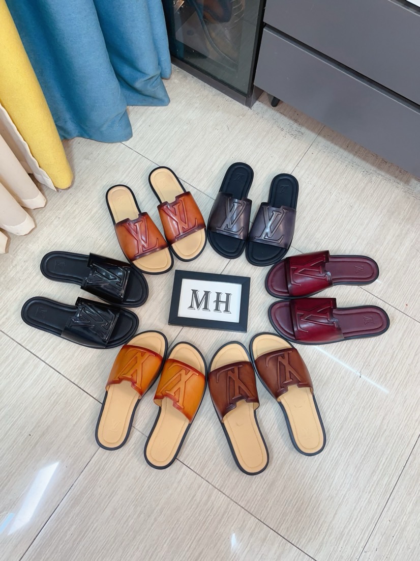NO:344477,LV medium men's spring and summer slippers counter synchronous upper imported from Italy and color change logo graphics high-quality craftsmanship, original sole is specially supplied with original sole, exclusive movable molding sole is super comfortable, original order goods, high quality, can enter and exit the counter at will, welcome to compare, size 38-45,, louis vuitton, slippers19860909LV 中等男士春夏拖鞋专柜同步 鞋面意大利进口开边珠和改色标志图形高品质工艺,鞋底原厂特供原版底,独家活动成型底超级舒适,原厂跟单货,高品质,可随意进出专柜,欢迎对比,码数38-45,,louis vuitton,slippers,Men's shoes