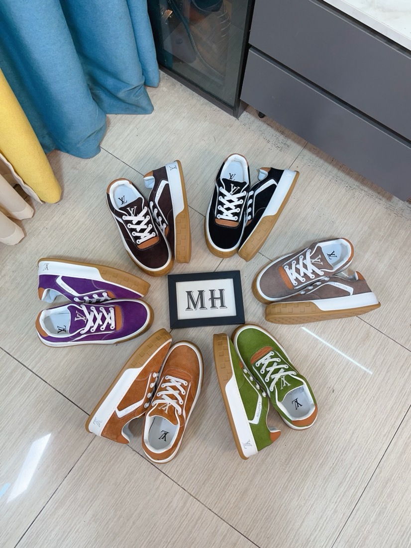 NO:347704,Top version LV-Louis Vuitton-Classic Show new model, empty glue craftsmanship·Original 11 development replica!  !  Very comfortable to put on the foot, luxurious materials, fine workmanship, midsole printed with English letters made in Europe. The upper is spliced ​​by calfskin imported from Italy, with brand logo and signature on the side. The latest latex footbed mesh inner lining, which makes the foot feel very comfortable. Original special supply of original two-color TPU combination sole. Packing process Goodyear sewing locking edge Fabric: exclusive custom top layer cowhide Accessories: Exclusive private mold Vuitton logo, inner lining: custom silky mesh inner lining - top layer silk cowhide Outsole: TPU combination sole wear-resistant, non-slip and yellow footbed footbed: new latex pad-mesh sweat-absorbing counter technology: full computer needle car pull thread toe back cover hot and cold set Full set of pull-up sleeve mid-low logo pattern Size 39-45,,louis vuitton,louis vuitton,cowhide19860909顶级版本 LV-路易威登-经典走秀新款 空胶工艺·原版11开发复刻！！上脚非常舒适 奢侈用料,做工精细,中底印有欧洲制造英文字母 鞋面由意大利进口小牛皮拼接,侧边饰有品牌LOGO标志及签名,最新乳胶垫脚网布内里,脚感超舒适.原厂特供原版双色TPU组合大底.套包工艺 固特异缝合锁边 面料:独家定制头层牛皮 配件:独家私模Vuitton 标识, 内里:定制丝滑网里-头层丝绸牛皮内里 大底:TPU组合大底耐磨防滑防黄 垫脚:新款乳胶垫-网纱吸汗 专柜工艺:全电脑针车拉线 鞋头 后套 冷热定型 全套拉帮套楦中低logo花纹 码数39-45,,louis vuitton,louis vuitton,cowhide,Men's shoes