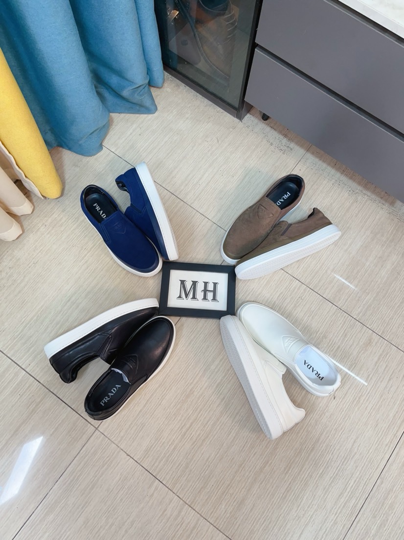 NO:355034,Prada's luxurious and fashionable high-end products, the perfect last and top-level hand-made make this shoe immediately create a strong aristocratic atmosphere. Imported top layer cowhide with Brock carving craft genuine leather inner li French imported leather shoes special rubber combination outsole color mysterious black code number 38~44, prada, prada, cowhide19860909普拉达〈prada〉奢华时尚的高端产品完美的楦型加上顶级的手工制作,使得本款鞋子立马形成了一股浓郁的贵族气息.进口头层牛皮搭配布洛克雕花工艺真皮内里法国进口皮鞋专用橡胶组合大底颜色神秘黑码数38～44,,prada,prada,cowhide,Men's shoes