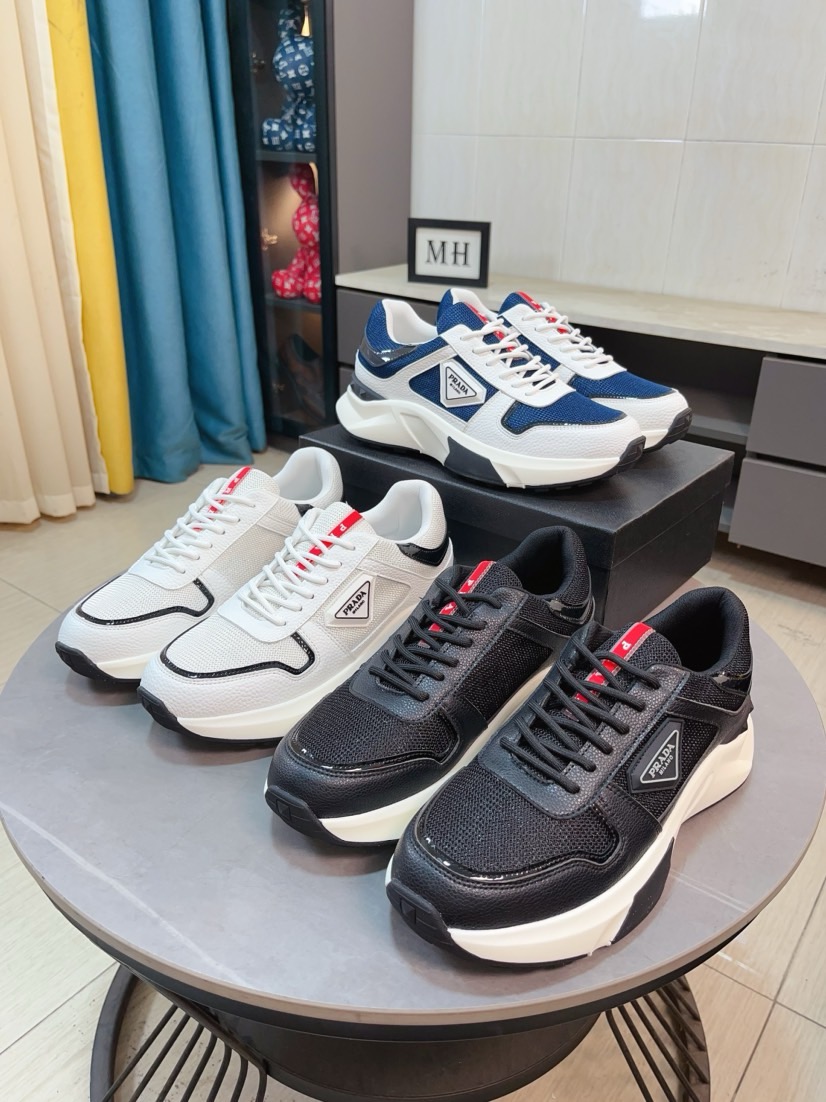 NO:351087,Prada's luxurious and fashionable high-end products, the perfect last and top-level hand-made make this shoe immediately create a strong aristocratic atmosphere. Imported top layer cowhide with Brock carving craft genuine leather inner li French imported leather shoes special rubber combination outsole color mysterious black code number 38~44, prada, prada, cowhide19860909普拉达〈prada〉奢华时尚的高端产品完美的楦型加上顶级的手工制作,使得本款鞋子立马形成了一股浓郁的贵族气息.进口头层牛皮搭配布洛克雕花工艺真皮内里法国进口皮鞋专用橡胶组合大底颜色神秘黑码数38～44,,prada,prada,cowhide,Men's shoes