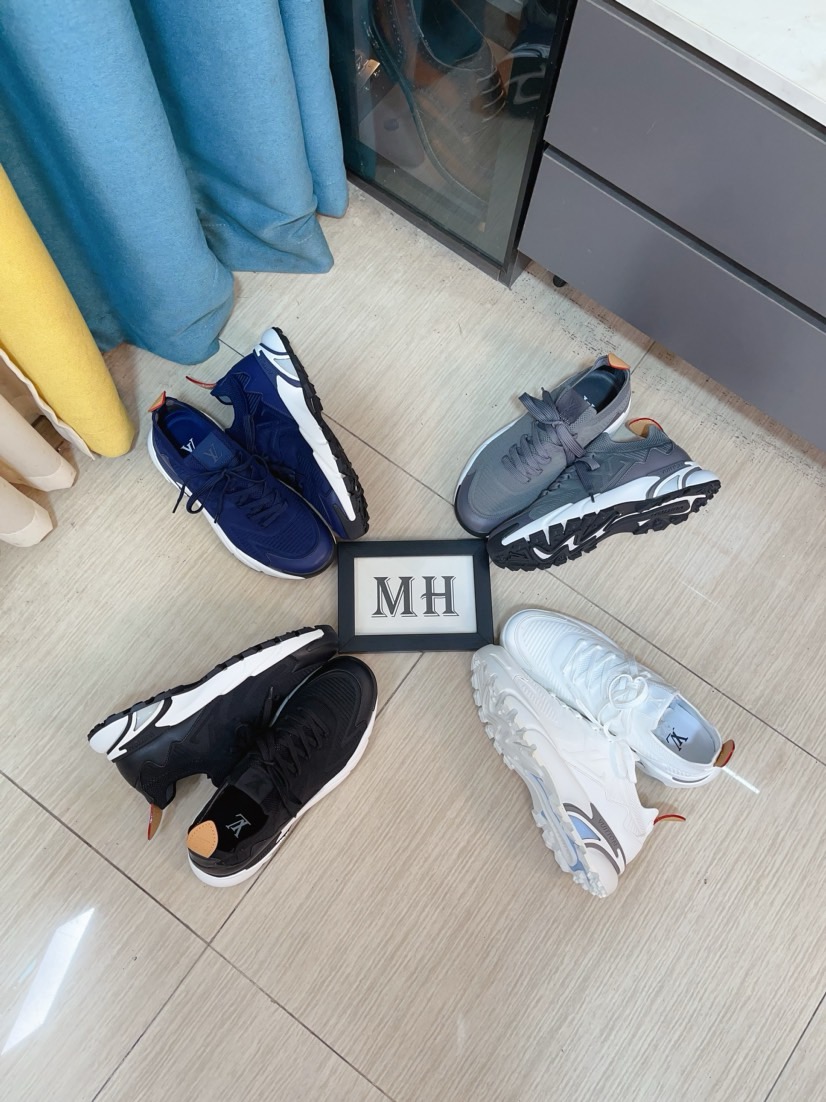 NO:352985,Top version LV Louis Vuitton Ljia Donkey Runner Tatic series Thick sole Casual sports shoes Running shoes Original purchase and development Made this model LV Runner Tatic sports shoes blend flying fabric material, interpreting the inspiration of traditional hiking shoes. LV letters are written on one side, Louis Vuitton logo, light and wear-resistant rubber outsole perfect overall, delivery counter exquisite packaging Fabric: original imported custom flying fabric Inner original customized breathable net Sole original open mold anti-slip rubber combination material Sole thickness 4CM Size: men's model 39-45,,louis vuitton,louis vuitton,louis vuitton,louis vuitton,louis vuitton,louis vuitton,sneakers19860909顶级版本 LV路易威登 L家驴牌Runner Tatic系列 厚底 休闲 运动鞋 跑鞋 原版购入开发 做货 本款 LV Runner Tatic 运动鞋融合飞织面料材质,演绎传统登山鞋的灵感启发.LV 字母抒写于一侧,路易威登标识,轻盈耐磨的橡胶外底完善整体 配送专柜精美包装 面料:原版进口定制飞织面料 内里原版定制透气网里 鞋底原版开模防滑橡胶组合材质 底厚4CM Size:男款39-45,,louis vuitton,louis vuitton,louis vuitton,louis vuitton,sneakers,Men's shoes