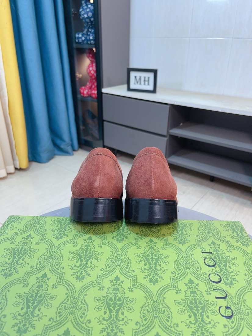 出厂价300🌹🌹【GUCCI 古奇 】古奇皮鞋最火爆的经典之做。官网同步，鞋面采用意大利头层牛皮➕牛皮内里，独特品牌独特工艺。彰显了新一年度的爆款风格。别再犹豫，别再徘徊，您也赶紧入手吧。数码：38--44