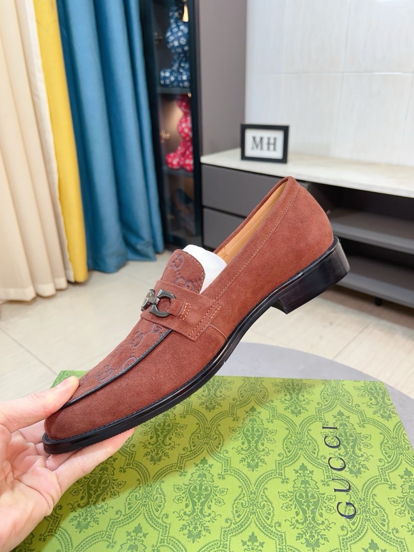 出厂价300🌹🌹【GUCCI 古奇 】古奇皮鞋最火爆的经典之做。官网同步，鞋面采用意大利头层牛皮➕牛皮内里，独特品牌独特工艺。彰显了新一年度的爆款风格。别再犹豫，别再徘徊，您也赶紧入手吧。数码：38--44