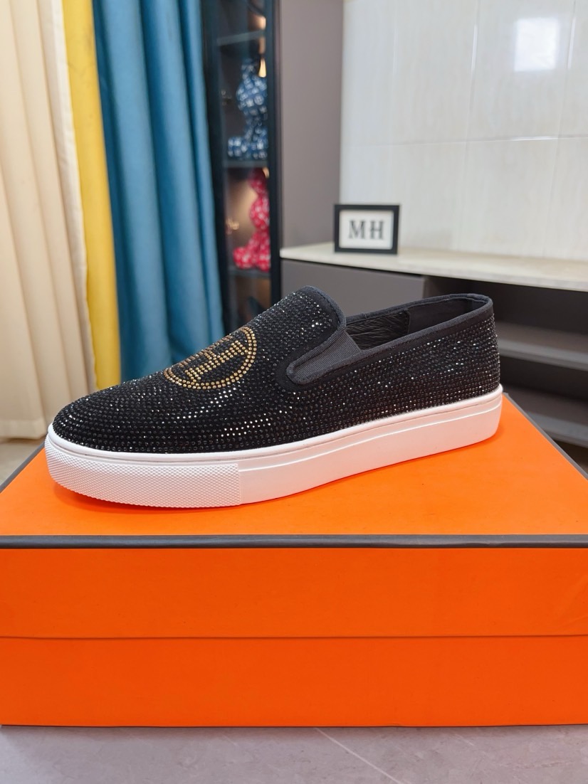 NO:558027,[HERMES] Hermès' new spring and summer slip-on loafers, cartoon character style, Fendi F's low-top trendy men's shoes, the upper is made of Italian imported sheep suede leather with Galeries Lafayette embroidered leather, full pigskin lining, and original rubber non-slip outsole!  The style is high-profile and elegant, and the footwear is versatile and fashionable. A large number of ready-made pictures will be sold!  38-44,,,fendi,hermes,hermes,fendi,loafers,sheep19860909【HERMES】爱马仕春夏新款套脚乐福鞋卡通人物款 芬迪F家低帮潮流爆款男鞋,鞋面采用意大利进口羊猄绒皮搭配老佛爷刺绣皮料,全猪皮内里,原版橡胶防滑大底！款式高调大气,上脚百搭时尚,大量现货转图必卖！38-44,,,fendi,hermes,hermes,fendi,loafers,sheep,Men's shoes