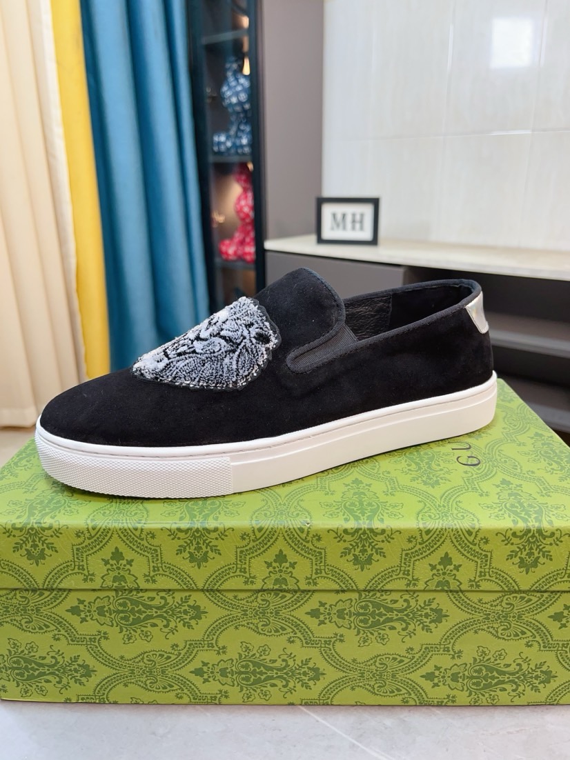 NO:558030,[GUCCI] Gucci's new spring and summer slip-on loafers, cartoon character style, Fendi F's low-top trendy men's shoes, the upper is made of Italian imported sheep suede leather with Galeries Lafayette embroidered leather, full pigskin lining, original rubber non-slip outsole!  The style is high-profile and elegant, and the footwear is versatile and fashionable. A large number of ready-made pictures will be sold!  38-44,,,fendi,gucci,fendi,loafers,sheep19860909【GUCCI】古奇春夏新款套脚乐福鞋卡通人物款 芬迪F家低帮潮流爆款男鞋,鞋面采用意大利进口羊猄绒皮搭配老佛爷刺绣皮料,全猪皮内里,原版橡胶防滑大底！款式高调大气,上脚百搭时尚,大量现货转图必卖！38-44,,,fendi,gucci,fendi,loafers,sheep,Men's shoes