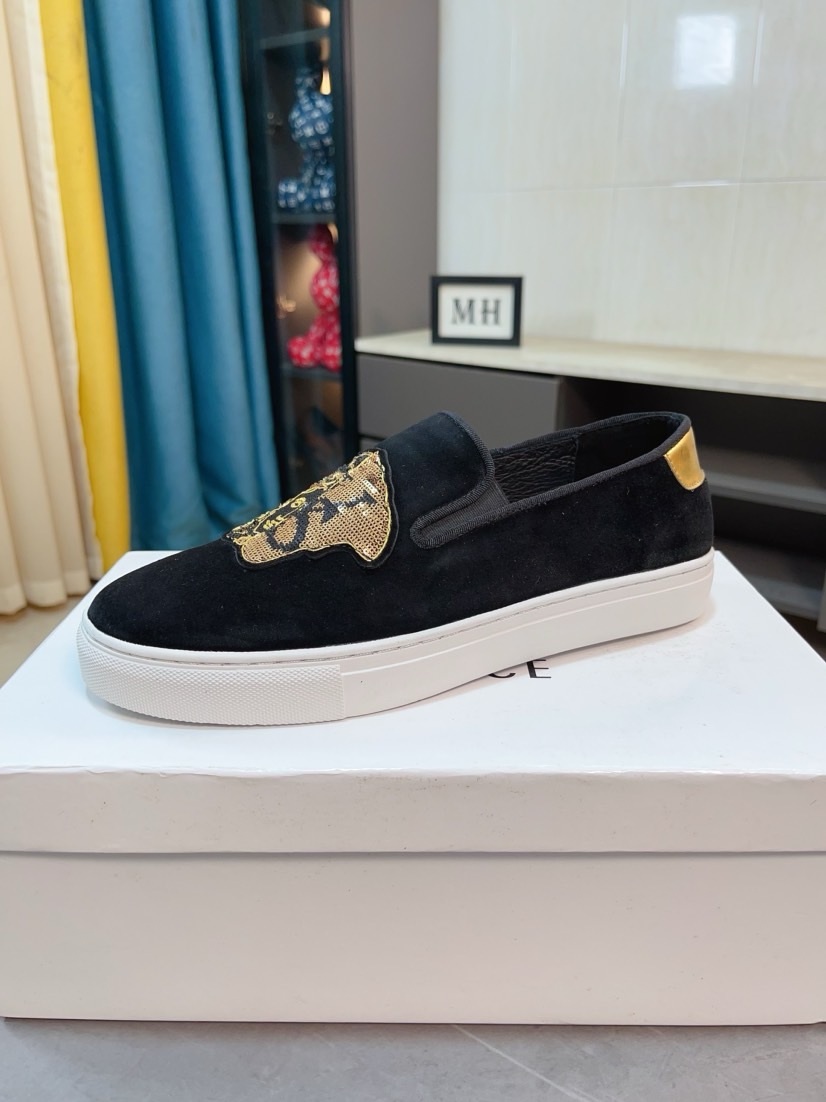 NO:558038,[VERSACE] Versace's new spring and summer slip-on loafers, cartoon character style, Fendi F's low-top trendy men's shoes, the upper is made of Italian imported sheep suede leather with Galeries Lafayette embroidered leather, full pigskin lining, and original rubber non-slip outsole!  The style is high-profile and elegant, and the footwear is versatile and fashionable. A large number of ready-made pictures will be sold!  38-44,,,fendi,versace,versace,fendi,loafers,sheep19860909【VERSACE】范思哲春夏新款套脚乐福鞋卡通人物款 芬迪F家低帮潮流爆款男鞋,鞋面采用意大利进口羊猄绒皮搭配老佛爷刺绣皮料,全猪皮内里,原版橡胶防滑大底！款式高调大气,上脚百搭时尚,大量现货转图必卖！38-44,,,fendi,versace,versace,fendi,loafers,sheep,Men's shoes