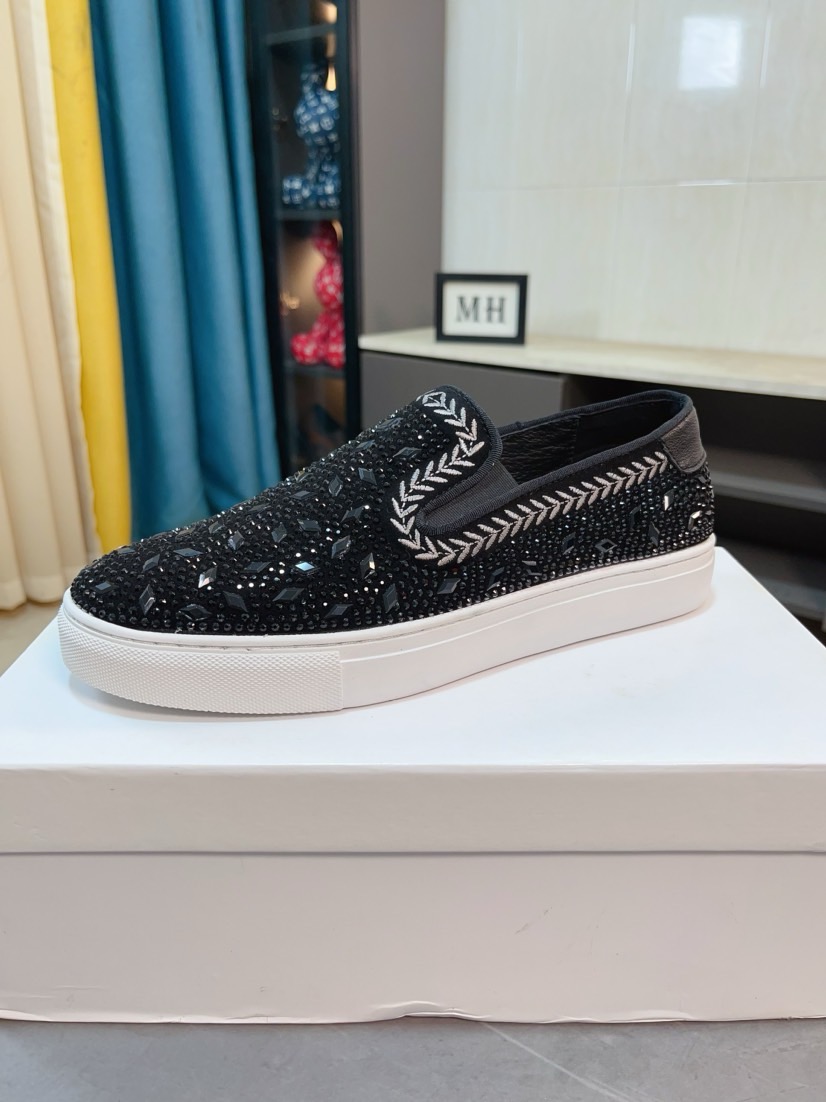 NO:558042,[Balenciaga] Spring and summer new slip-on loafers with cartoon characters, Fendi F's low-top trendy men's shoes, the uppers are made of Italian imported sheep velvet leather with Galeries Lafayette embroidered leather, full pigskin lining, and original rubber non-slip outsole!  The style is high-profile and elegant, and the footwear is versatile and fashionable. A large number of ready-made pictures will be sold!  38-44,,,balenciaga,fendi,fendi,loafers,sheep19860909【巴黎世家】春夏新款套脚乐福鞋卡通人物款 芬迪F家低帮潮流爆款男鞋,鞋面采用意大利进口羊猄绒皮搭配老佛爷刺绣皮料,全猪皮内里,原版橡胶防滑大底！款式高调大气,上脚百搭时尚,大量现货转图必卖！38-44,,,balenciaga,fendi,fendi,loafers,sheep,Men's shoes