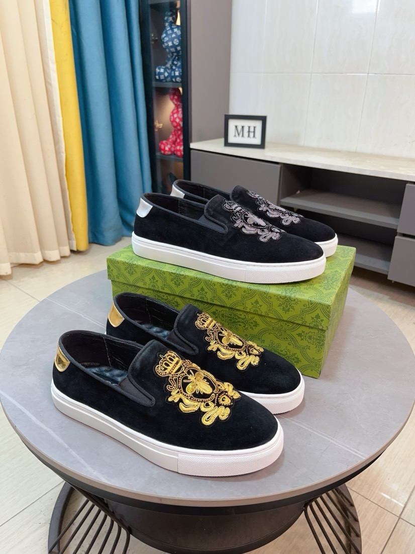 NO:558050,[GUCCI] Gucci's new spring and summer slip-on loafers, cartoon character style, Fendi F's low-top trendy men's shoes, the upper is made of Italian imported sheep suede leather with Galeries Lafayette embroidered leather, full pigskin lining, original rubber non-slip outsole!  The style is high-profile and elegant, and the footwear is versatile and fashionable. A large number of ready-made pictures will be sold!  38-44,,,fendi,gucci,fendi,loafers,sheep19860909【GUCCI】古奇春夏新款套脚乐福鞋卡通人物款 芬迪F家低帮潮流爆款男鞋,鞋面采用意大利进口羊猄绒皮搭配老佛爷刺绣皮料,全猪皮内里,原版橡胶防滑大底！款式高调大气,上脚百搭时尚,大量现货转图必卖！38-44,,,fendi,gucci,fendi,loafers,sheep,Men's shoes