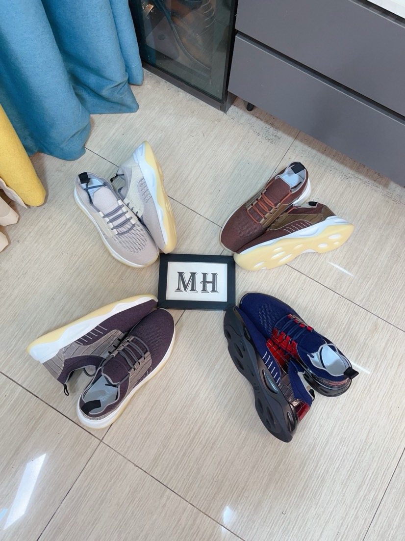 NO:345288,BERLUT* New style shipment Shadow knitted and leather sneakers This pair of socks is made of light and tough double-sided knitted fabric, two-color high-density fly-woven splicing. The logo logo is decorated at the tongue. The heel brand logo letter webbing and the electric embroidered logo at the mouth of the shoe restore the exquisite details of the original version. The original private mold two-color rubber outsole has excellent elasticity and perfect comfort. Size 38~46,,sneakers,socks19860909BERLUT* 布鲁提 新款出货 Shadow针织与皮革运动鞋这双袜子鞋用轻盈且极富韧性的双面针织面料,双色高密度飞织拼接制成 鞋舌处饰logo徽标 鞋后跟品牌logo字母织带 以及鞋口处的电绣logo还原了原版的精致细节 原版私模双色橡胶大底 回弹性极好 舒适度完美延伸 尺码38～46,,sneakers,socks,Men's shoes