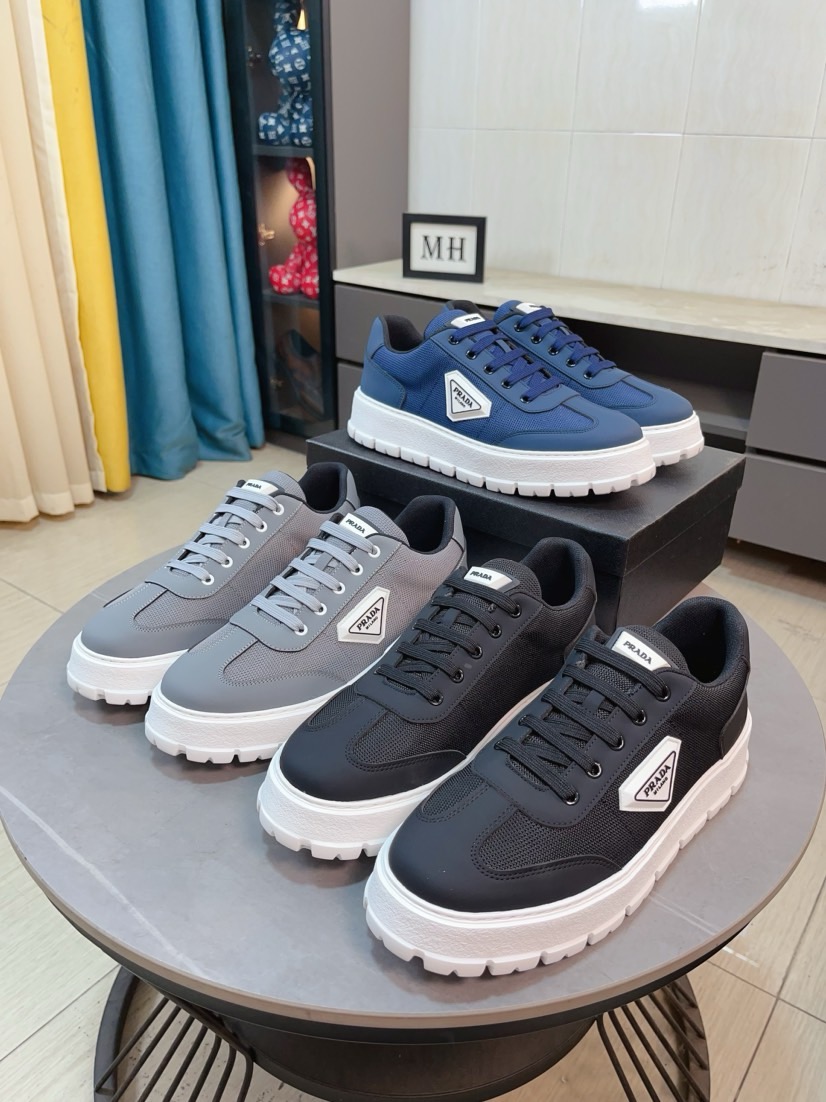 NO:347182,Prada's luxurious and fashionable high-end products, the perfect last and top-level hand-made make this shoe immediately create a strong aristocratic atmosphere. Imported top layer cowhide with Brock carving craft genuine leather inner li French imported leather shoes special rubber combination outsole color mysterious black code number 38~44, prada, prada, cowhide19860909普拉达〈prada〉奢华时尚的高端产品完美的楦型加上顶级的手工制作,使得本款鞋子立马形成了一股浓郁的贵族气息.进口头层牛皮搭配布洛克雕花工艺真皮内里法国进口皮鞋专用橡胶组合大底颜色神秘黑码数38～44,,prada,prada,cowhide,Men's shoes