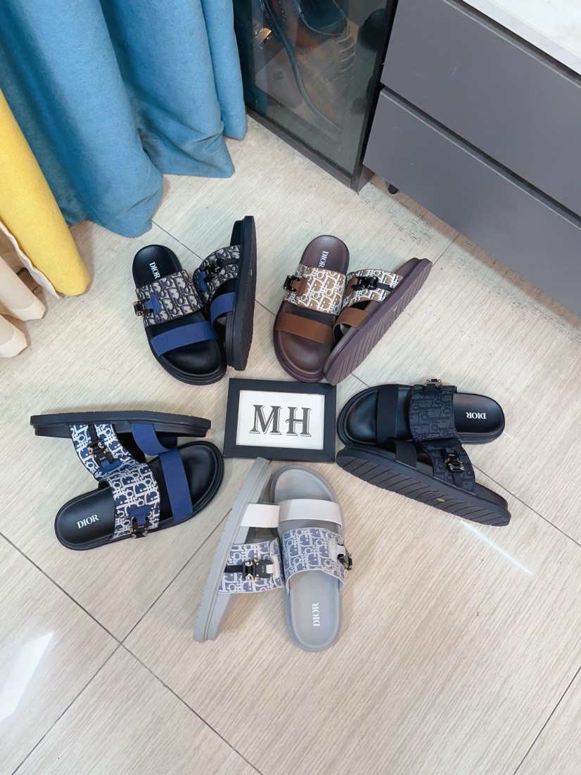 NO:834237,Dior Aqua men's sandals and slippers. Showcasing Dior haute couture style design. Dior gray suede straps are embellished with aluminum Dior buckles to enhance style. Paired with comfortable tonal notch soles, they can be easily paired with shorts or jeans for a refined look. Main body is suede calfskin, technical fabric lining calfskin, with adjustable straps and aluminum Dior buckle Dior gray EVA insole  Tonal notch rubber outsole splicing structure size38-44 (45.46 customized), dior, dior, sandals, slippers, shorts, jeans, cowhide19860909Dior Aqua 男士凉鞋拖鞋.展现 Dior 高订风格设计.迪奥灰绒面革饰带点缀以铝质 Dior 搭扣提升格调.搭配舒适的同色调凹口鞋底,可与短裤或牛仔裤轻松搭配,打造精致造型.主体绒面牛皮革,科技面料里料牛皮革,搭配可调节饰带搭配铝质 Dior 搭扣迪奥灰 EVA 内底 同色调凹口橡胶外底拼接结构size38-44（45.46定制）,,dior,dior,sandals,slippers,shorts,jeans,cowhide,Men's shoes