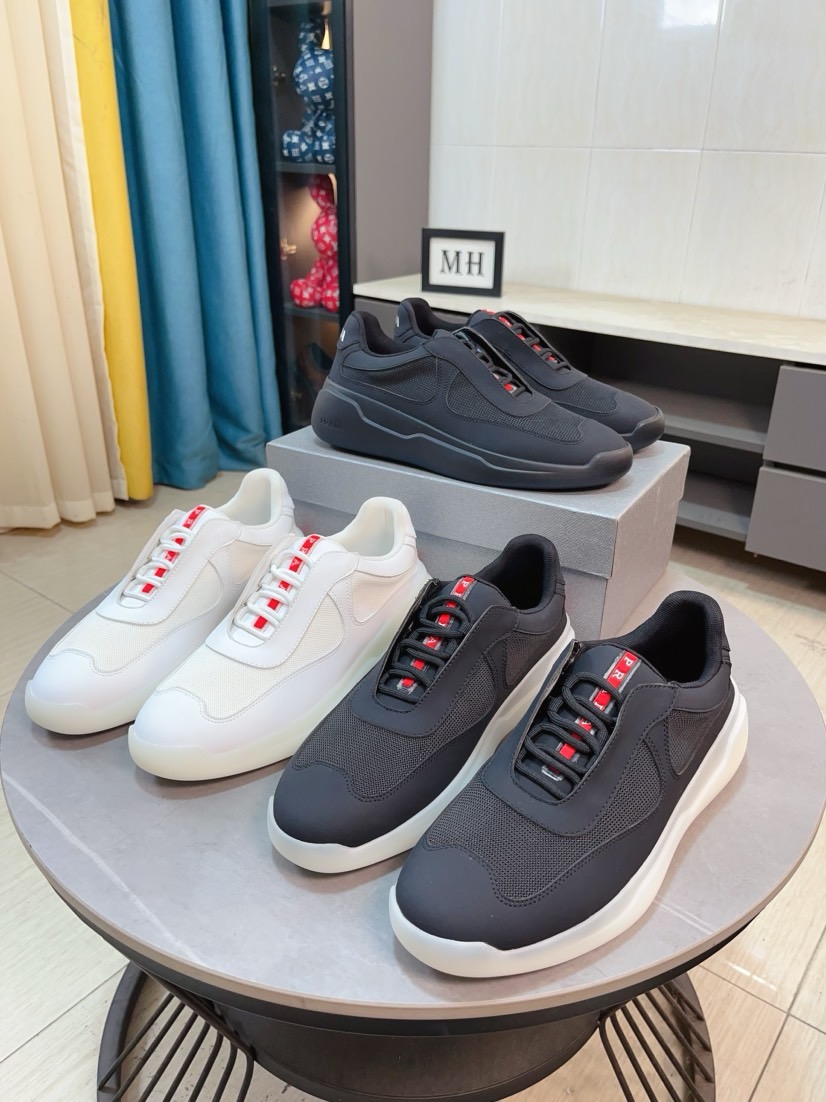 NO:354108,Prada's luxurious and fashionable high-end products, the perfect last and top-level hand-made make this shoe immediately create a strong aristocratic atmosphere. Imported top layer cowhide with Brock carving craft genuine leather inner li French imported leather shoes special rubber combination outsole color mysterious black code number 38~44, prada, prada, cowhide19860909普拉达〈prada〉奢华时尚的高端产品完美的楦型加上顶级的手工制作,使得本款鞋子立马形成了一股浓郁的贵族气息.进口头层牛皮搭配布洛克雕花工艺真皮内里法国进口皮鞋专用橡胶组合大底颜色神秘黑码数38～44,,prada,prada,cowhide,Men's shoes