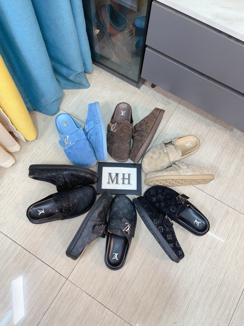 NO:510869,LV Easy 2025 new men's casual sandals slippers, made of suede cowhide leather, highlighting the trend with Monogram patterns. LV letters illuminate the adjustable straps, tough insoles and miniature outsoles for lightness and comfort. Suede cowhide is imprinted with suede cowhide Monogram patterns and brand elements metal parts adjustable straps tough insoles miniature outsoles. Comfortable and easy to wear size38-45,,louis vuitton,slippers,cowhide19860909LV Easy 2025新款男士休闲凉拖拖鞋,取材绒面牛皮革,以Monogram 图案彰显潮流风范.LV 字母点亮可调节饰带,韧性鞋垫和微型外底实现轻盈舒适体验.采用绒面牛皮革压印 Monogram 图案搭配品牌元素金属件可调节饰带韧性鞋垫微型外底.舒适好穿 size38-45,,louis vuitton,slippers,cowhide,Men's shoes