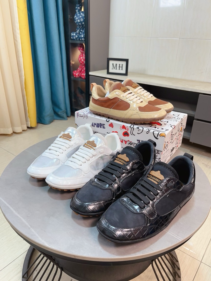 NO:555464,'Dolce & Gabbana DG' original imported first-layer cowhide and sheepskin lining, lightweight, comfortable and versatile, original special outsole is deeply favored by trendy men. The contrast quality is exquisite and luxurious, super A level!  Compared with the genuine version at the counter, the version is exactly the same!  Code number 38-44,,Dolce&Gabbana,cowhide,sheepskin19860909《Dolce＆Gabbana DG》原版进口头层牛皮羊皮内里,上脚轻便、舒适 、百搭、原版特供大底深受潮流男士的青睐欢迎对比品质精致奢华,超A级别！版型对比专柜正品,丝毫不差！码数38-44,,Dolce&Gabbana,cowhide,sheepskin,Men's shoes