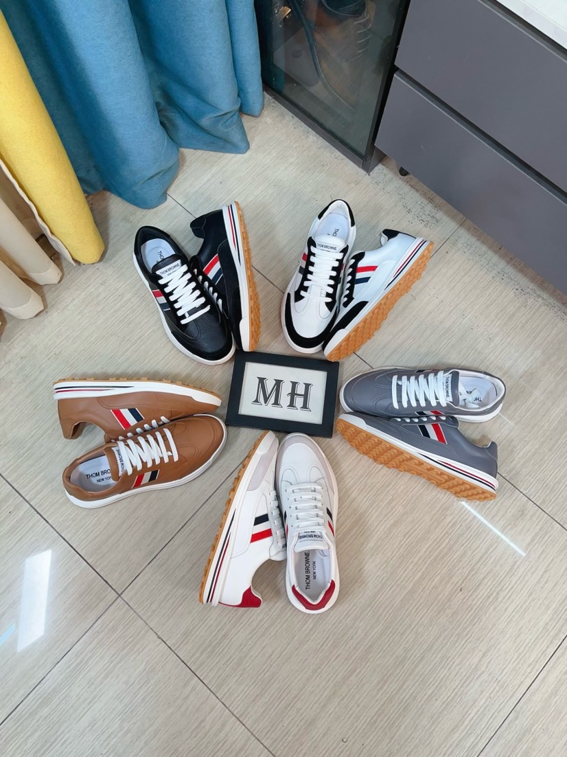 NO:555485,THOM BROWNE Tom Brown men's white casual. This new and evil brand Lb gives us a relaxing, fashionable and personalized new choice this summer. TB white shoe storm. The upper is made of original imported first-layer cowhide. The sole is made of original sole. Size: 38-44,,thom browne,cowhide19860909THOM BROWNE 汤姆·布朗 男款白色休闲 这个邪魅酷感的新锐品牌 Lb让我们在这个夏天有了放松 时髦 个性的新选择 TB白鞋风暴 鞋面采用原版进口头层牛皮鞋底采用原版鞋底制作 码数:38-44,,thom browne,cowhide,Men's shoes