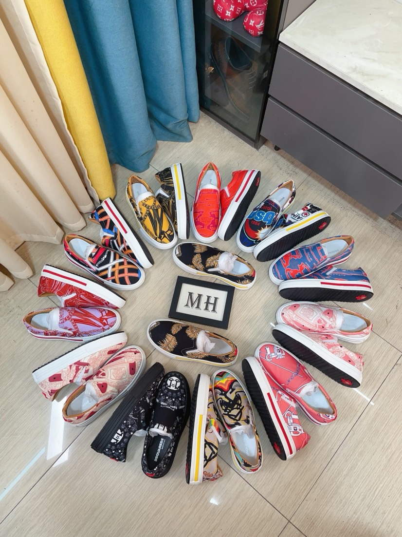 NO:555607,[Dsquared2] The international brand Second Square [Color] has a century of skillful Italian charm and recreates the classic version. The design is simple, fashionable, elegant and elegant. The materials are selected [strong] Made with original factory technology [strong] The upper is made of special materials and spliced ​​with a super soft semi-air cushion outsole that is very comfortable for the foot 35-46,19860909【Dsquared2】国际品牌第二次方[色]百年纯熟意式韵再创经典版型设计简单时尚素雅大气选料考究[强]原厂工艺技术制作[强]鞋面采用特殊材料拼接超柔软半气垫大底上脚非常舒适35-46,,Men's shoes