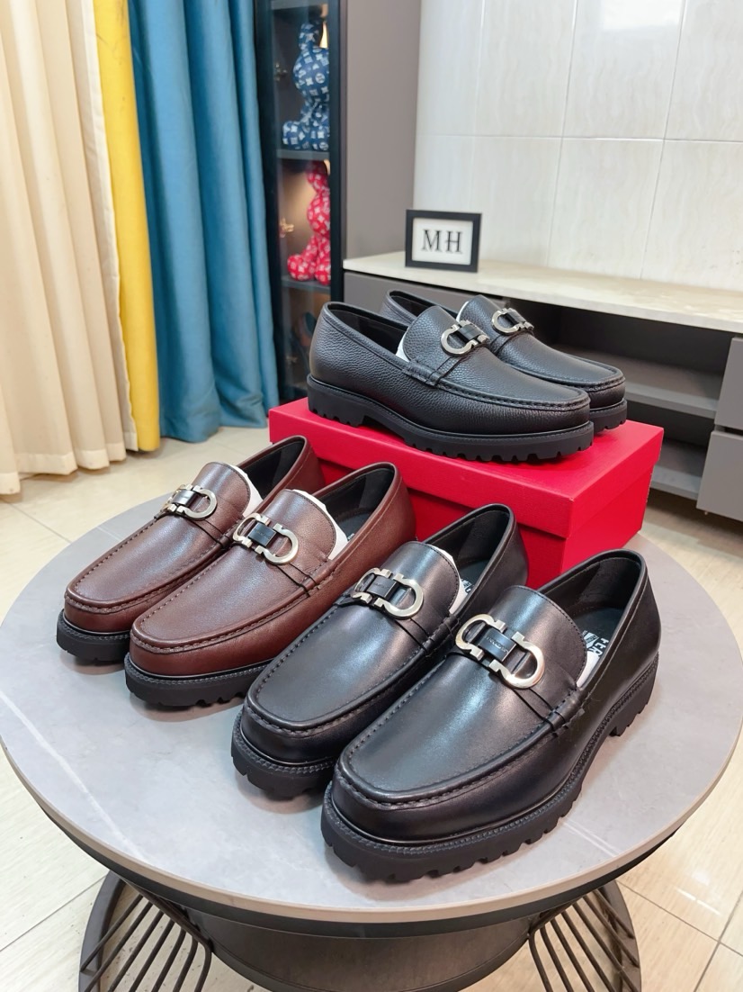 NO:555782,[Ferragamo] The original shoe upper is reproduced, and it is the original product. Super domineering. The upper is made of high-quality cowhide leather. Formal business leather shoes. Made of genuine leather inside and outside, cowhide lining (refuses to discolor and grind the feet), simple and elegant, super versatile. The upper pieces are carefully designed by hand. The original shoe is reproduced and is so cool. Lazy slip-on shoes. High-quality sneakers, men's shoe size 38-44, ferragamo, cowhide19860909【菲拉格慕】原单鞋面复刻 更是原单货 超级霸气 鞋面采用优质牛皮皮料正装商务皮鞋 内外全真皮制作,牛里（拒绝脱色磨脚）,简单大方超级百搭 鞋面精片经过人工精心设计 原单复刻而上酷毙了 懒人套脚便鞋 高品质板鞋,男鞋码数38-44,,ferragamo,cowhide,Men's shoes