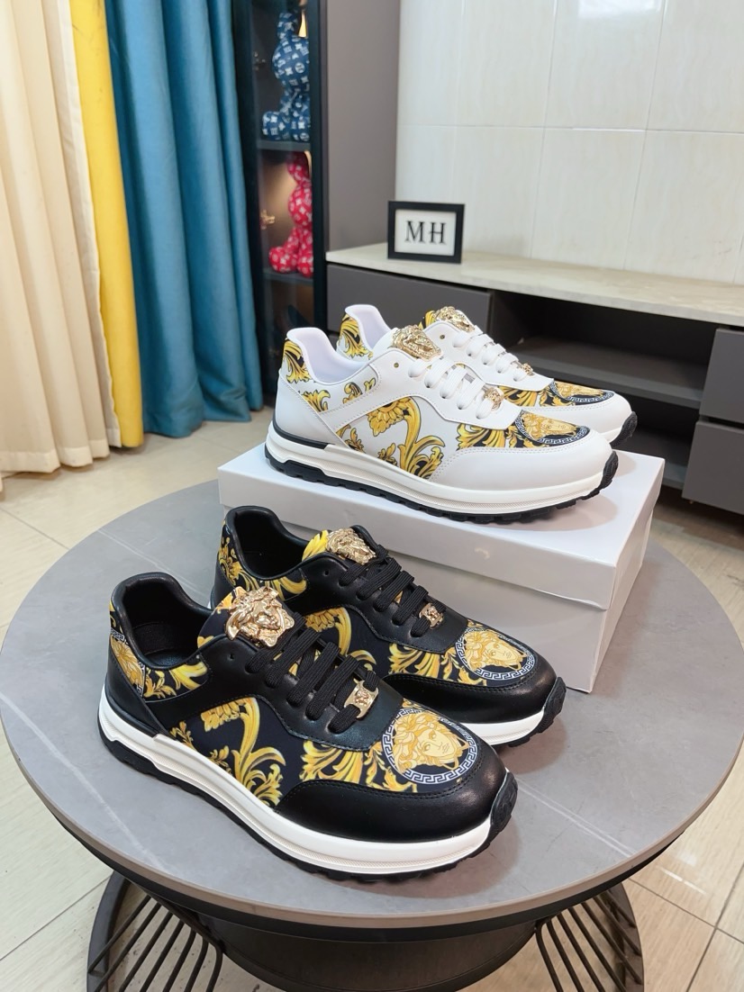 NO:556071,【versace】Versace’s latest model is carefully crafted and set off the audience!  An international brand that continues to innovate. This men's casual shoe for all seasons has a cowhide upper, sheepskin lining and a rubber non-slip outsole. It is breathable and comfortable, and its quality speaks for itself. Size 38-44, versace, versace, cowhide, sheepskin19860909【versace】范思哲最新款精心打造,引爆全场！不断创新的国际品牌 此款男士四季款休闲鞋,牛皮鞋面羊皮内里橡胶防滑大底,透气舒适以质量说话 码数38-44,,versace,versace,cowhide,sheepskin,Men's shoes