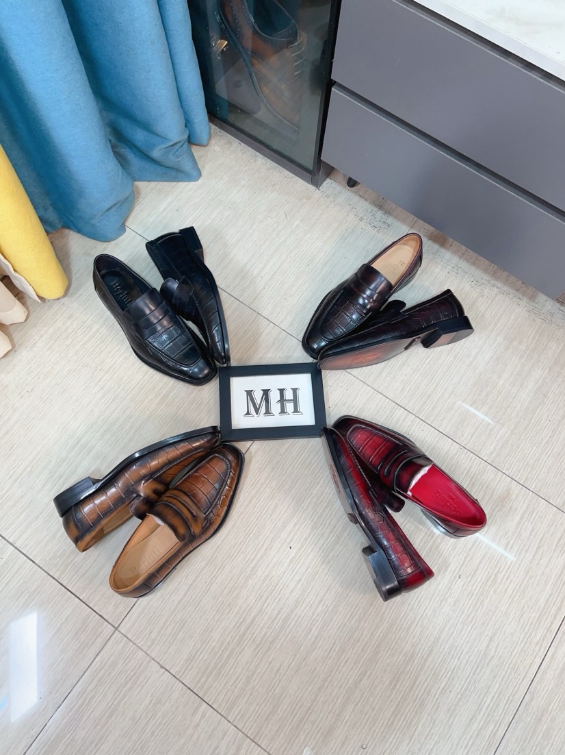 NO:556427,Berlut*. New men's hand-rubbed formal leather shoes. High-end boutique selection of high-quality imported calfskin uppers. Hand-rubbed process effect. Semi-Goodyear cold bonding process. Simple and elegant. Genuine leather outsole embossed with ancient texts, showing the leather texture. Exquisite leather horizontal strap decoration of the same material. More handmade features. Dyed calfskin lining. Leather-rubber combination outsole has excellent anti-slip effect. Original customized packaging for sale  Standard leather shoe sizes 39~44# (customized at 38.45),,cowhide,leather soles19860909Berlut* 布鲁提.新款男士手工擦色正装皮鞋高端精品甄选优质进口小牛皮鞋面 手工擦色工艺处理效果 半固特异冷粘工艺 古朴大气 古文压花真皮大底,将皮料质感展现得淋漓精致同材质皮革横带装饰 更显手工特色内里本染小牛皮 真皮橡胶组合大底防滑效果极好 原版定制包装发售 标准皮鞋码数39～44#（38.45定做）,,cowhide,Leather soles,Men's shoes