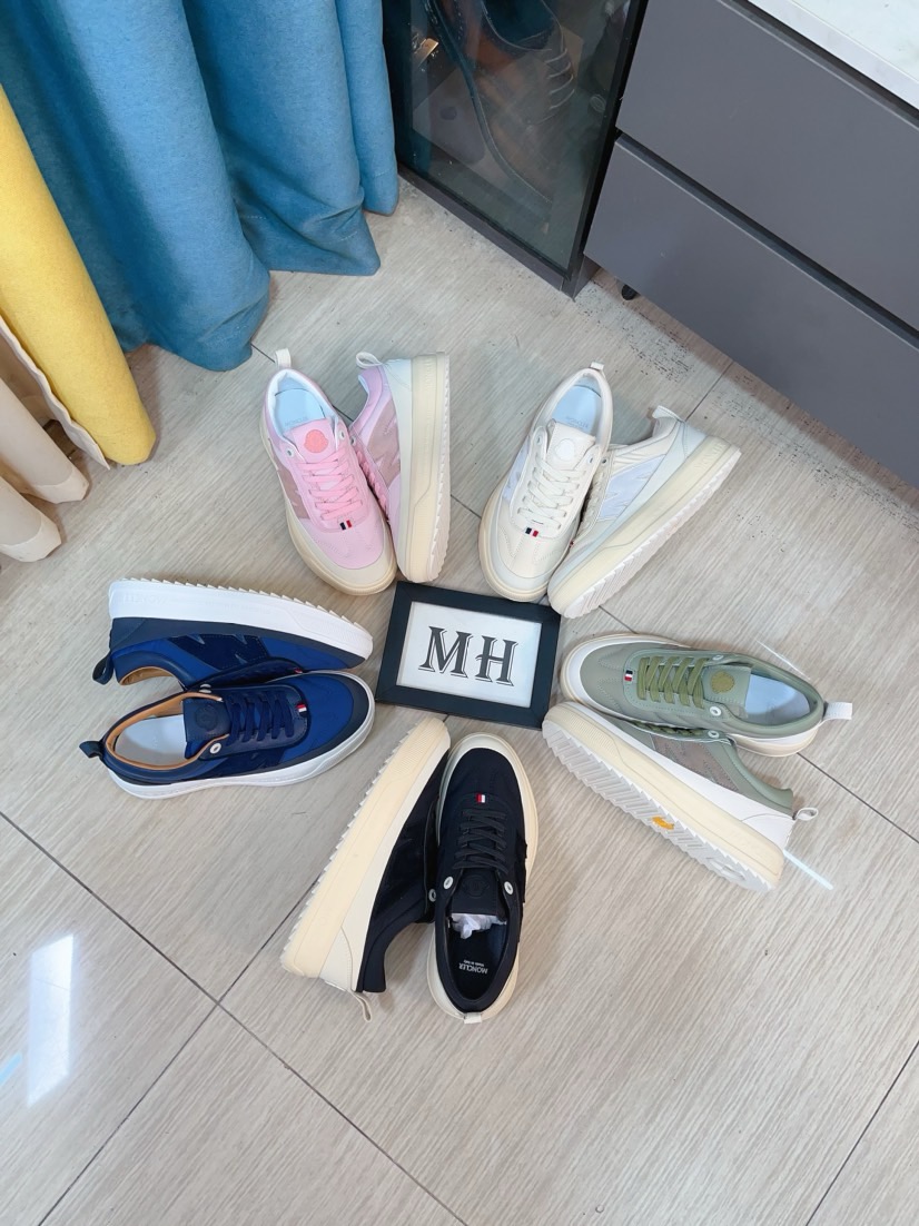 NO:556786,[MONCLER] Same style as the official website. High-quality men's shoes. Customized calfskin material. Genuine leather breathable lining. Genuine leather insole. Original open mold non-slip outsole style. Men's casual sports shoes. Lace-up men's shoe series. European and American trend style. Randomly matched. Comfortable foot feel. Standard men's size 38-46, Moncler, sneakers, cowhide.19860909【MONCLER】蒙口、官网同款 高品质男鞋 材料定制小牛皮 真皮透气内里真皮鞋垫 原版开模防滑大底款式类型男士休闲运动鞋 系带款男鞋系列 欧美潮流风格 随意搭配 脚感舒适、标准码男码38-46,,Moncler,sneakers,cowhide,Men's shoes