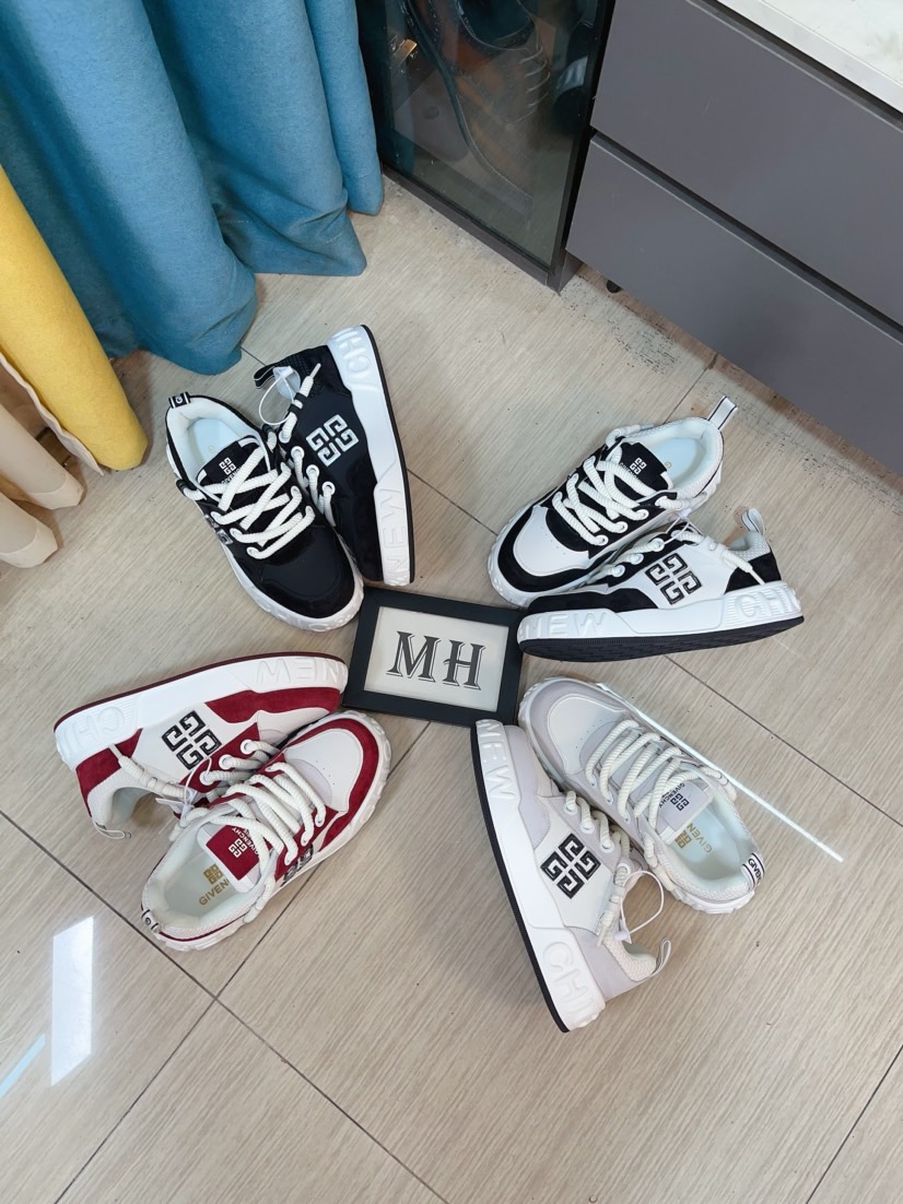 NO:556794,'GIVENCHY' · Givenchy · High-end version. The upper is made of Italian imported brand logo printed fabric for a luxurious look. The sheepskin lining is double-layered for comfortable foot feel. The sole is made of original air-cushion Tup foam outsole. It is light and comfortable. You can go in and out of the store at will. Number of sizes is 38 to 44. Counter packaging,,givenchy,givenchy,sheepskin19860909《GIVENCHY》·纪梵希 ·高端版本 专柜同步发售鞋面意大利进口品牌logo印花布匹尽显奢华,羊皮内里加上双层组合,脚感舒适,鞋底原厂特供气垫tup发泡大底,轻便,舒适,随意进出专柜 码数38到44,专柜包装,,givenchy,givenchy,sheepskin,Men's shoes