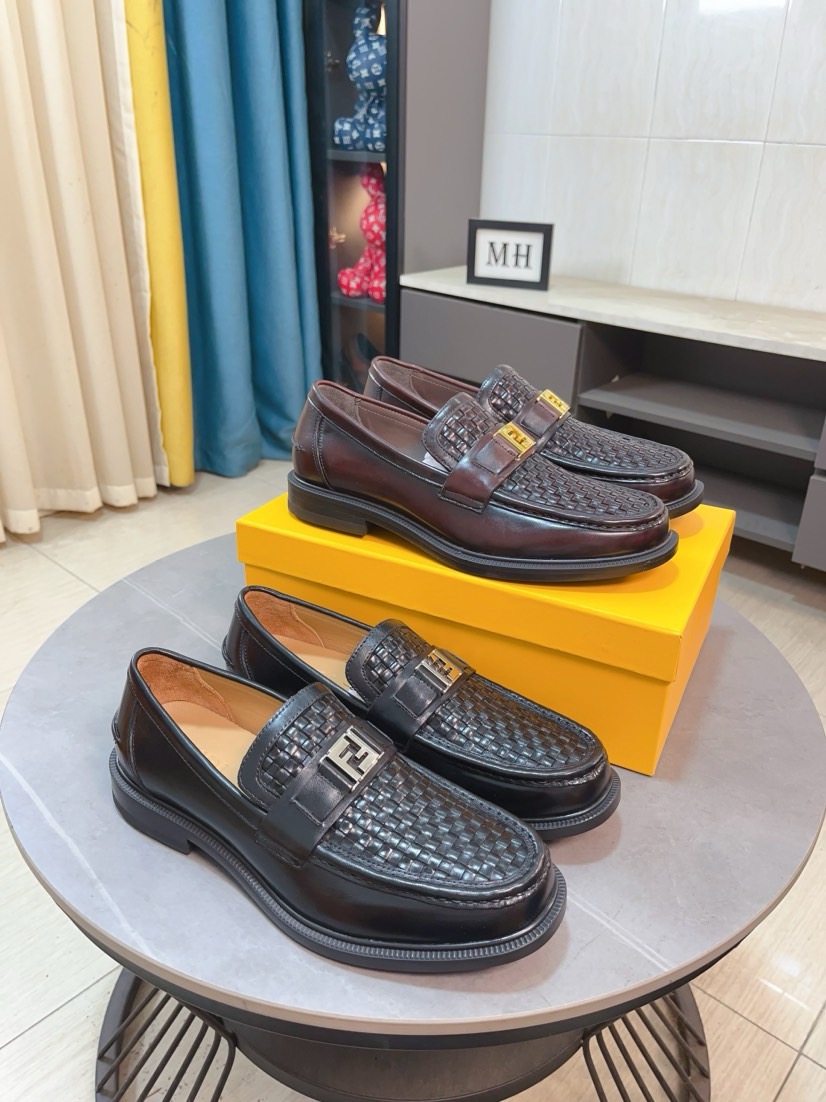 NO:557067,(High-end, all cowhide) Fendi high-end formal casual leather shoes. Original imported cowhide leather lining from Italy. The avant-garde atmosphere can no longer fully interpret its elegance. AAA grade rubber outsole, super comfortable. The original last from the counter guarantees its original version and quality. The simple upper guarantees its comfort and breathability. A pair of truly good shoes has its own unique soul. Famous quality. Regular size 38-44 (customized at 45), fendi,cowhide19860909(高端 全牛里）芬迪高端正装休闲皮鞋 意大利原版进口牛皮面牛皮内里 大气前卫已经不能完全诠释了它的优雅 AAA级橡胶大底 超舒适 专柜原版套楦 保证了其原有版型及品质 鞋面简约 保证了其舒适及透气性 一双真正的好鞋才有它特有的灵魂 名门品质 正码 38-44（45定做）,,fendi,cowhide,Men's shoes