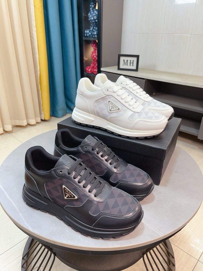 NO:557292,Prada's luxurious and fashionable high-end products. The perfect last shape and top-notch handcrafting make this shoe immediately create a strong aristocratic atmosphere. Imported first-layer cowhide with brogue carving craftsmanship, leather lining, French imported leather shoes special rubber combination outsole color, mysterious black, code number 38~44, prada, prada, cowhide19860909普拉达〈prada〉奢华时尚的高端产品完美的楦型加上顶级的手工制作,使得本款鞋子立马形成了一股浓郁的贵族气息.进口头层牛皮搭配布洛克雕花工艺真皮内里法国进口皮鞋专用橡胶组合大底颜色神秘黑码数38～44,,prada,prada,cowhide,Men's shoes