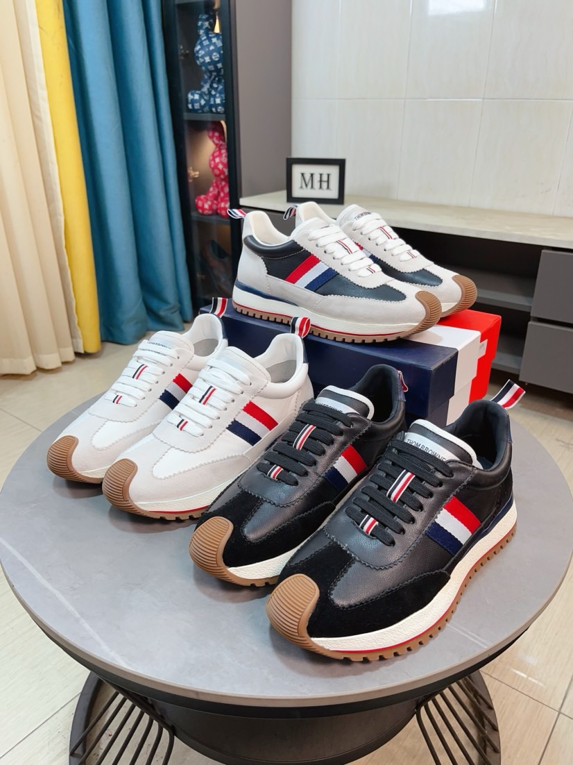 NO:574546,THOM BROWNE Tom Brown men's white casual. This new and evil brand Lb gives us a relaxing, fashionable and personalized new choice this summer. TB white shoe storm. The upper is made of original imported first-layer cowhide. The sole is made of original rubber and EVA outsole. Size: 38-44,,thom browne,cowhide19860909THOM BROWNE 汤姆·布朗 男款白色休闲 这个邪魅酷感的新锐品牌 Lb让我们在这个夏天有了放松 时髦 个性的新选择 TB白鞋风暴 鞋面采用原版进口头层牛皮鞋底采用原版橡胶和EVA大底组合制作 码数:38-44,,thom browne,cowhide,Men's shoes