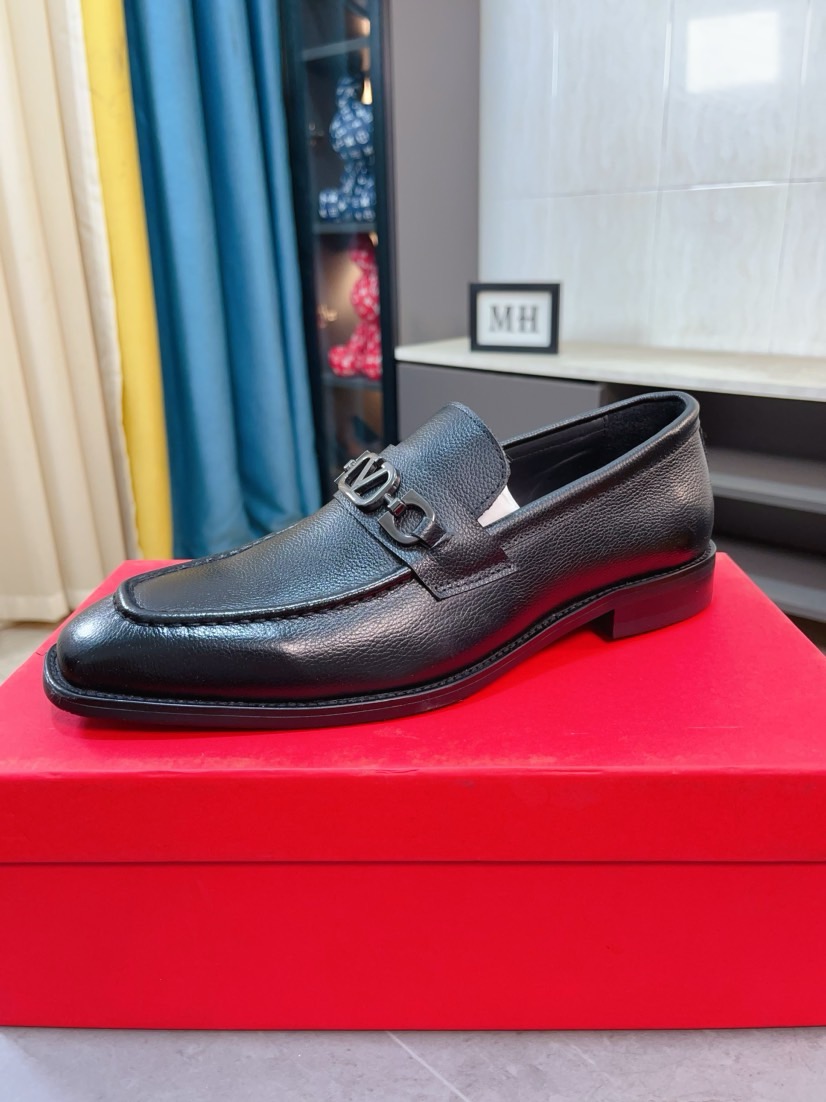 NO:780182,【VALENTI NO】Water dyed cow leather Valentino lazy slip-on leather shoes hot selection  The latest Valentino lazy leather shoes from the official website, a popular version with a simple and elegant style, exclusive for trendy men. Uniquely decorated with original original embossed elements of the latest brand from the official website, fashionable and generous, the fabric is original calfskin, fully imported first-layer cowhide lining, the official website specifies wear-resistant, rubber business outsole, the classic model at the counter is taken in real life 38-44,,valentino,valentino,cowhide19860909【VALENTI NO】水染牛里 华伦天奴懒人套脚皮鞋爆款精选 官网最新款华伦天奴懒人皮鞋,爆款版型简洁大气,潮男专属.独有的官网最新品牌原版压花素元素原版装饰,时尚又大方,面料原版小牛皮全进口头层牛皮内里,官网指定耐磨、橡胶商务大底,专柜经典款实物拍摄38-44,,valentino,valentino,cowhide,Men's shoes
