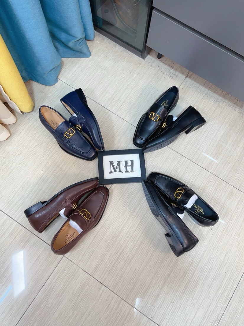 NO:574602,【VALENTI NO】Water dyed cow leather Valentino lazy slip-on leather shoes hot selection  The latest Valentino lazy leather shoes from the official website, a popular version with a simple and elegant style, exclusive for trendy men. Uniquely decorated with original original embossed elements of the latest brand from the official website, fashionable and generous, the fabric is original calfskin, fully imported first-layer cowhide lining, the official website specifies wear-resistant, rubber business outsole, the classic model at the counter is taken in real life 38-44,,valentino,valentino,cowhide19860909【VALENTI NO】水染牛里 华伦天奴懒人套脚皮鞋爆款精选 官网最新款华伦天奴懒人皮鞋,爆款版型简洁大气,潮男专属.独有的官网最新品牌原版压花素元素原版装饰,时尚又大方,面料原版小牛皮全进口头层牛皮内里,官网指定耐磨、橡胶商务大底,专柜经典款实物拍摄38-44,,valentino,valentino,cowhide,Men's shoes