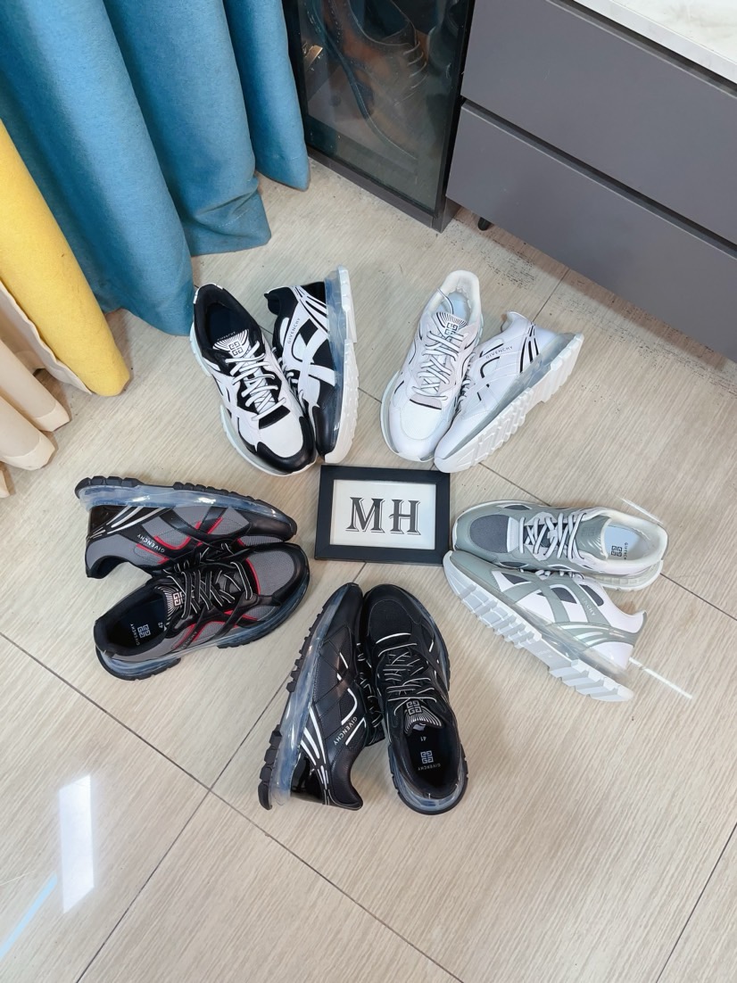 NO:579463,'GIVENCHY' · Givenchy · High-end version. The upper is made of Italian imported brand logo printed fabric for a luxurious look. The sheepskin lining is double-layered for comfortable foot feel. The sole is made of original air-cushion Tup foam outsole. It is light and comfortable. You can go in and out of the store at will. Number of sizes is 38 to 44. Counter packaging,,givenchy,givenchy,sheepskin19860909《GIVENCHY》·纪梵希 ·高端版本 专柜同步发售鞋面意大利进口品牌logo印花布匹尽显奢华,羊皮内里加上双层组合,脚感舒适,鞋底原厂特供气垫tup发泡大底,轻便,舒适,随意进出专柜 码数38到44,专柜包装,,givenchy,givenchy,sheepskin,Men's shoes