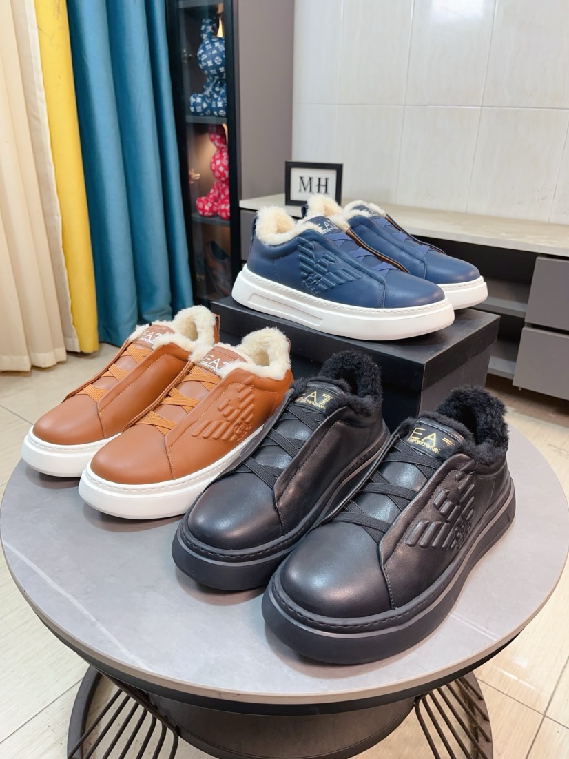 NO:588484,The top version of men's EMPORIO ARMANI EA7 casual sports shoes. Original purchase, development and production. This EA7 casual sports shoe uses an embossed Eagle logo on the side of the shoe to give a personalized interpretation of the brand. The sports style fashion not only inspires daily clothing, but its selection of materials and details also affects the design of the shoes. Exquisite packaging at the delivery counter. Fabric: Original customized first-layer cowhide. Lining: Original customized soft fur. Outsole:  Original molded non-slip rubber material Size: Men's 38-44 (45/46 custom code), armani, armani, sneakers, cowhide19860909顶级版本男款 EMPORIO ARMANI阿玛尼 EA7 休闲 运动鞋 原版购入开发 做货 此款 EA7 休闲运动鞋在鞋侧面采用压花大鹰标LOGO,予以品牌感个性化诠释,运动风时尚不仅为日常服装赋予灵感,其甄选材质和细节亦影响了鞋履的设计 配送专柜精美包装 面料: 原版定制头层牛皮 内里: 原版定制柔软毛里 大底: 原版开模防滑橡胶材质 Size: 男款38-44（45/46定制码）,,armani,armani,sneakers,cowhide,Men's shoes