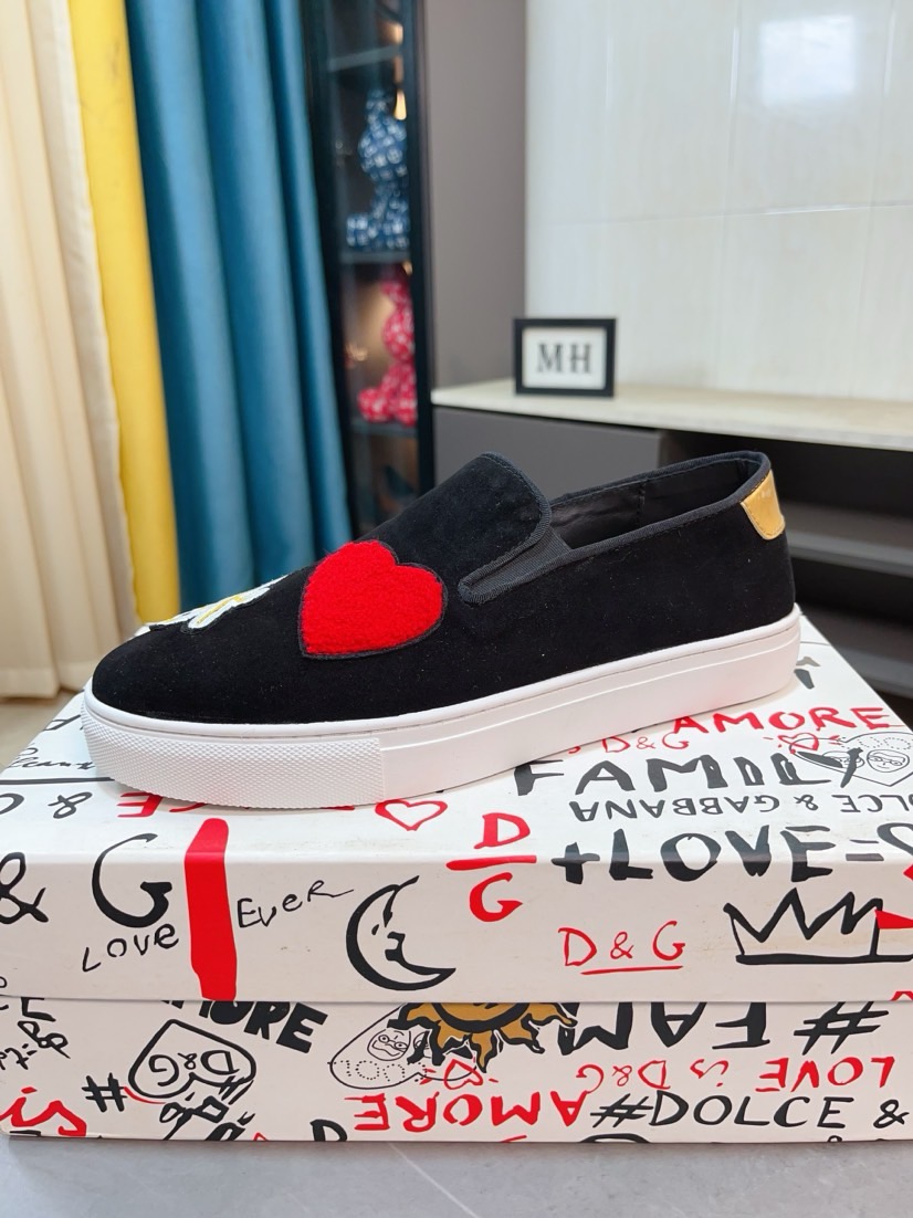 NO:589695,[DG~] Men's casual shoes are on sale at the z cabinet at the same time. The uppers are made of suede electric embroidered genuine leather lining, which is comfortable and breathable. The original soles are comfortable and wear-resistant. The actual photos taken are better. The code number: 38-44.19860909【DG～】男士休闲鞋 z柜同步发售 鞋面选用反绒皮电绣真皮内里,舒适透气,鞋底原版舒适耐磨大底,实物拍摄实物更赞码数:38-44,,Men's shoes