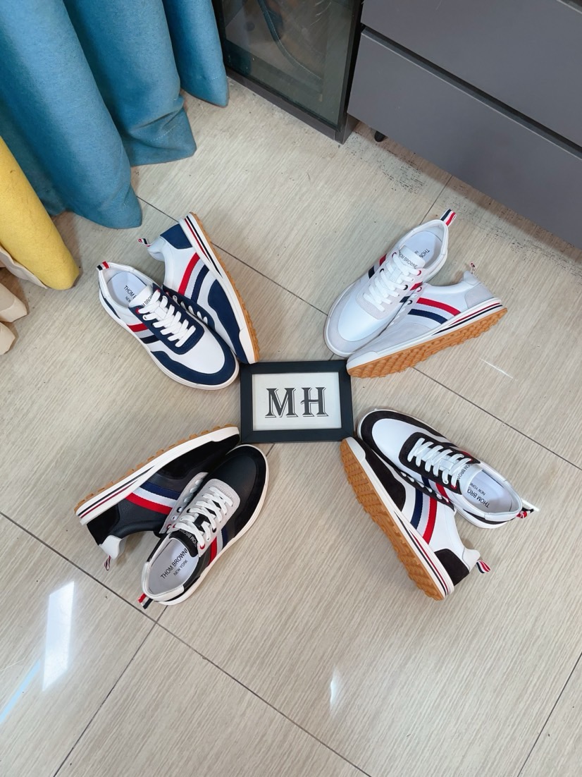 NO:604345,THOM BROWNE Tom Brown men's white casual. This new and evil brand Lb gives us a relaxing, fashionable and personalized new choice this summer. TB white shoe storm. The upper is made of original imported first-layer cowhide. The sole is made of original sole. Size: 38-44,,thom browne,cowhide19860909THOM BROWNE 汤姆·布朗 男款白色休闲 这个邪魅酷感的新锐品牌 Lb让我们在这个夏天有了放松 时髦 个性的新选择 TB白鞋风暴 鞋面采用原版进口头层牛皮鞋底采用原版鞋底制作 码数:38-44,,thom browne,cowhide,Men's shoes