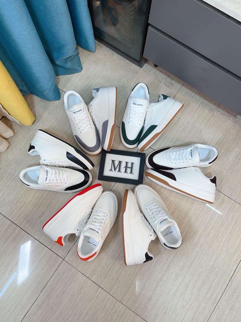 NO:604577,SAINT LAURENT low-top lace-up sneakers S/L61 official website new brand flagship store, Italian original grain cowhide + front panel decorated with perforated leather, pull tab decorated with golden SAINT LAURENT logo, side decorated with SL 61 logo, embossed Saint Laurent logo on the back, Tw soft terry cloth lining, further enhancing the softness, breathability and wrapping of the shoe, no midsole lasting method, plus memory footbed insole!  The foot feels more comfortable and lighter, the environmentally friendly anti-slip rubber two-color outsole, and the genuine lines around the outsole further enhance the comfort and firmness of the entire pair of shoes, and the details speak for themselves perfectly!  Size: 39/40/41/42/43/44 /45 original box packaging + dust bag, saint laurent, saint laurent, sneakers, cowhide19860909SAINT LAURENT圣罗兰低帮系带运动鞋 S/L61官网新款 品牌旗舰店同步、意大利原胚粒面牛皮+正面饰片点缀多孔皮革、拉环饰以金色SAINT LAURENT标志,侧面饰以SL 61标志 后帮压印圣罗兰标志 内里Tw柔软毛巾布、更加增强鞋子的柔软性、透气性及包裹性、无中底套楦做法、加记忆脚床鞋垫！脚感更加无比舒适轻便 、环保防滑橡胶双色大底、大底周圈车真线 更加增强了整双鞋子的舒适度 牢固度 完美用细节说话 ！ 尺码:39/40/41/42/43/44 /45原盒包装+防尘袋,,saint laurent,saint laurent,sneakers,cowhide,Men's shoes