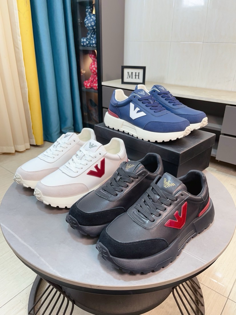 NO:604679,The top version of men's EMPORIO ARMANI EA7 casual sports shoes. Original purchase, development and production. This EA7 casual sports shoe uses an embossed Eagle logo on the side of the shoe to give a personalized interpretation of the brand. The sports style fashion not only inspires daily clothing, but its selection of materials and details also affects the design of the shoes. The original custom-made first-layer cowhide leather lining, the original open-molded anti-slip rubber material. Size:  Men's 38-44 (45/46 custom code), armani, armani, sneakers, cowhide19860909顶级版本男款 EMPORIO ARMANI阿玛尼 EA7 休闲 运动鞋 原版购入开发 做货 此款 EA7 休闲运动鞋在鞋侧面采用压花大鹰标LOGO,予以品牌感个性化诠释,运动风时尚不仅为日常服装赋予灵感,其甄选材质和细节亦影响了鞋履的设计,原版定制头层牛皮真皮内里,原版开模防滑橡胶材质 Size: 男款38-44（45/46定制码）,,armani,armani,sneakers,cowhide,Men's shoes